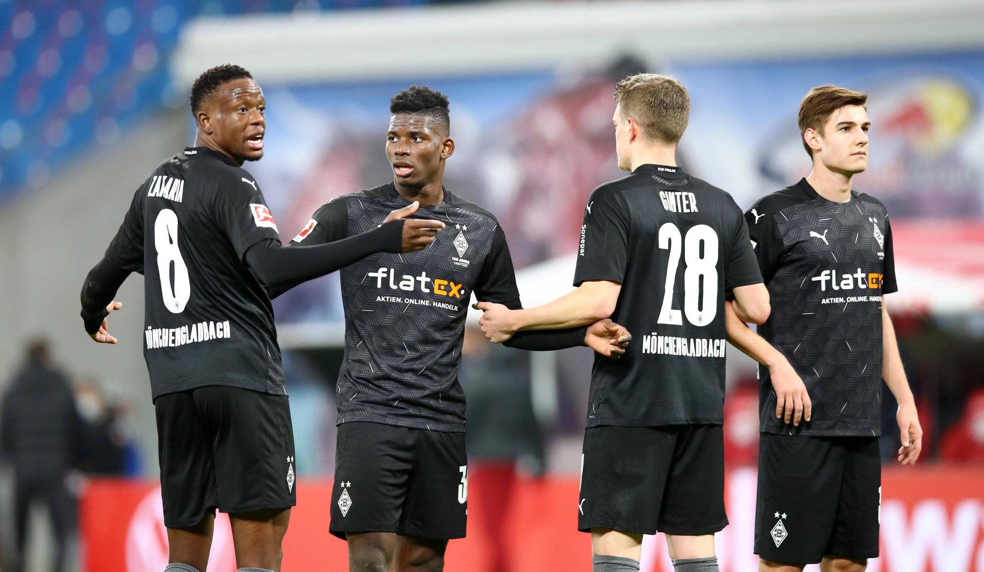 Die Gladbacher Spieler Denis Zakaria, Breel Embolo, Matthias Ginter und Florian Neuhaus (v.l.n.r.) im Bundesligaspiel der Gladbacher bei RB Leipzig am 27. Februar 2021.