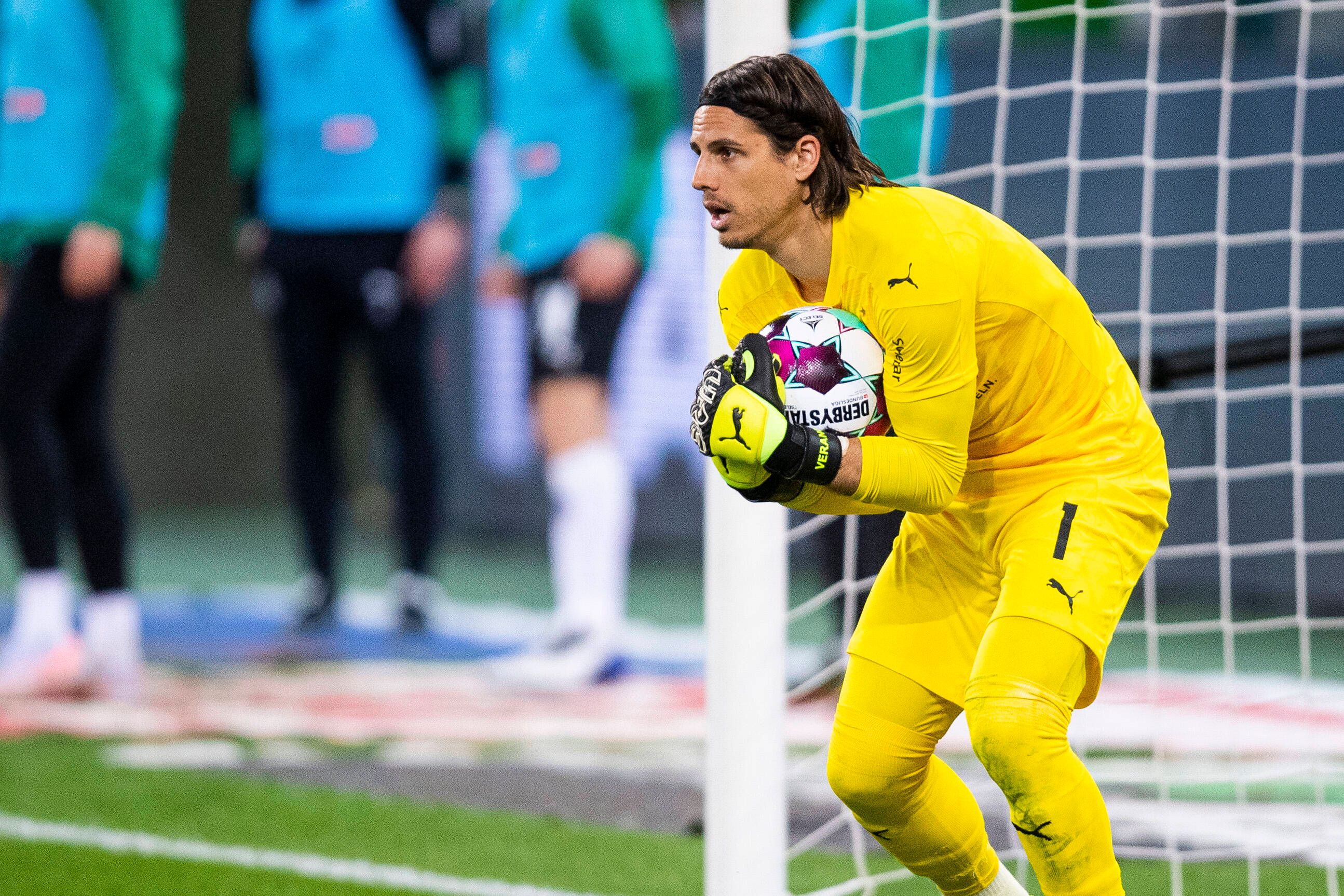 Gladbach Torwart Yann Sommer hält den Ball im Bundesligaspiel seiner Mannschaft gegen den SC Freiburg am 3. April 2021.