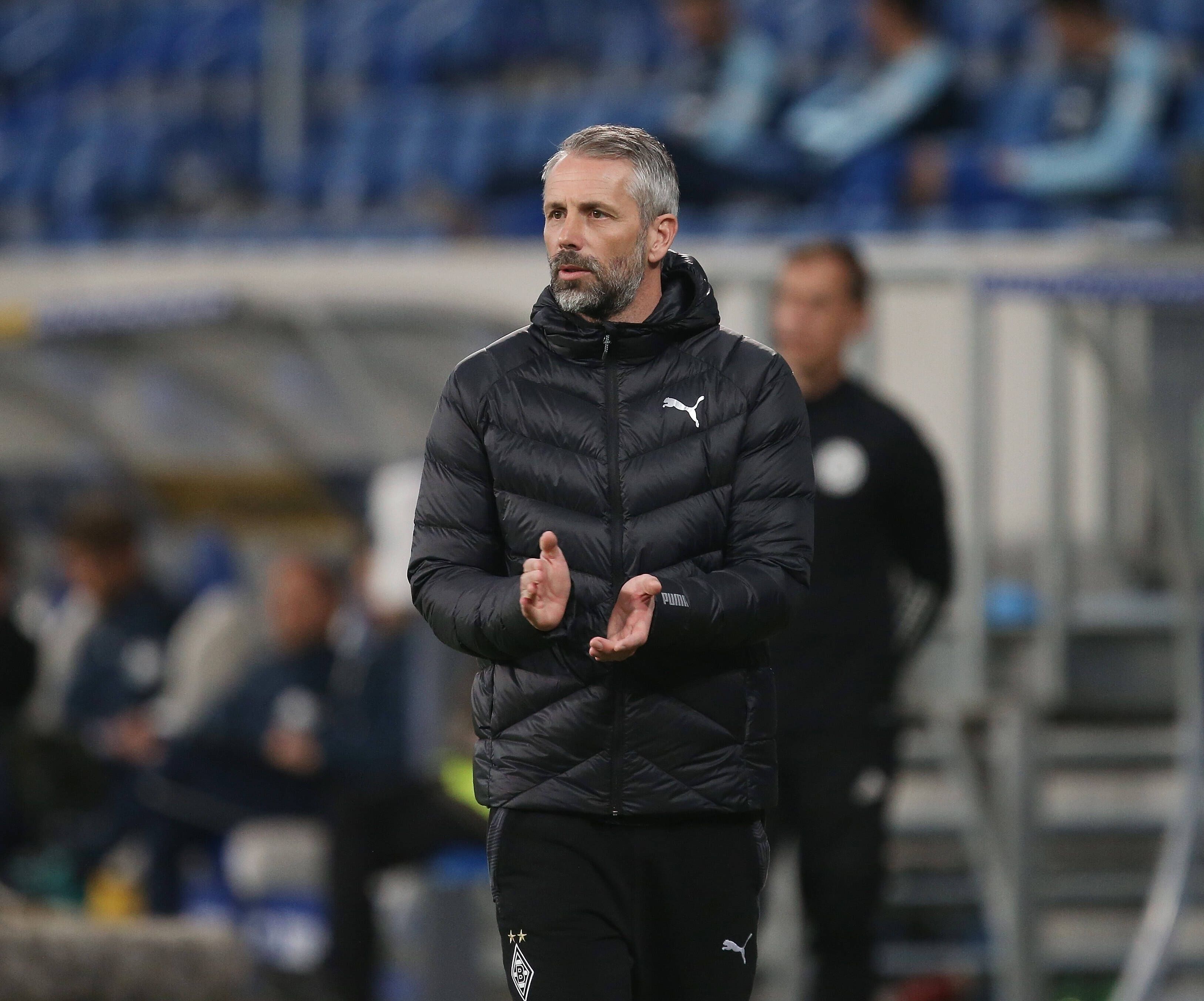 Gladbach-Trainer Marco Rose klatscht motivierend in die Hände im Spiel seiner Mannschaft gegen Hoffenheim am 21. April 2021.