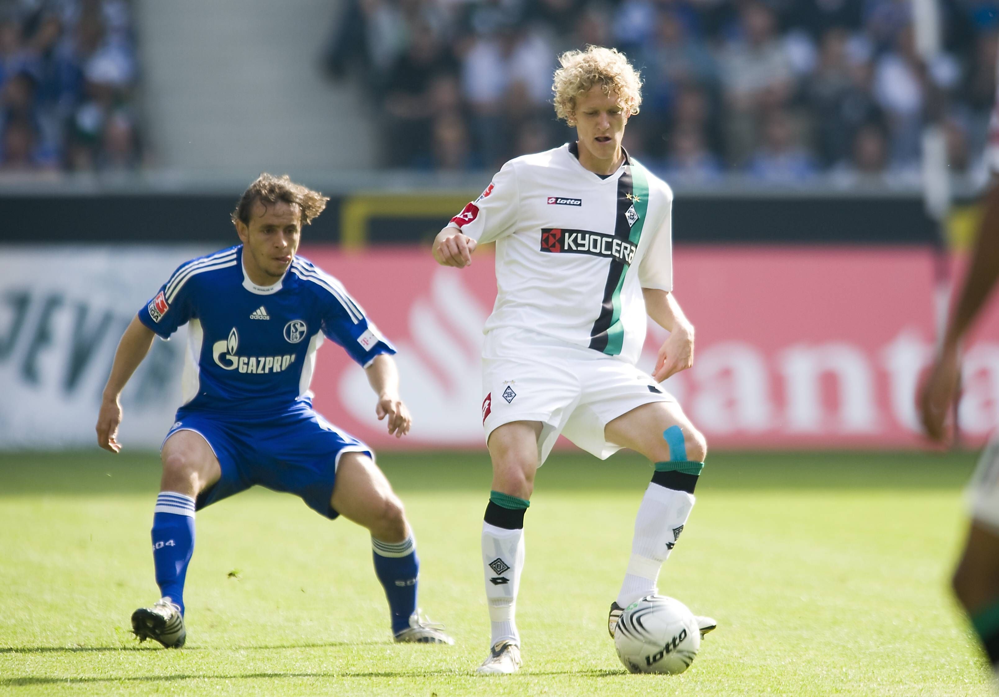 Johannes van den Bergh (r.) im Bundesliga-Duell am 10. Mai 2009 gegen Schalkes Rafinha (l.).