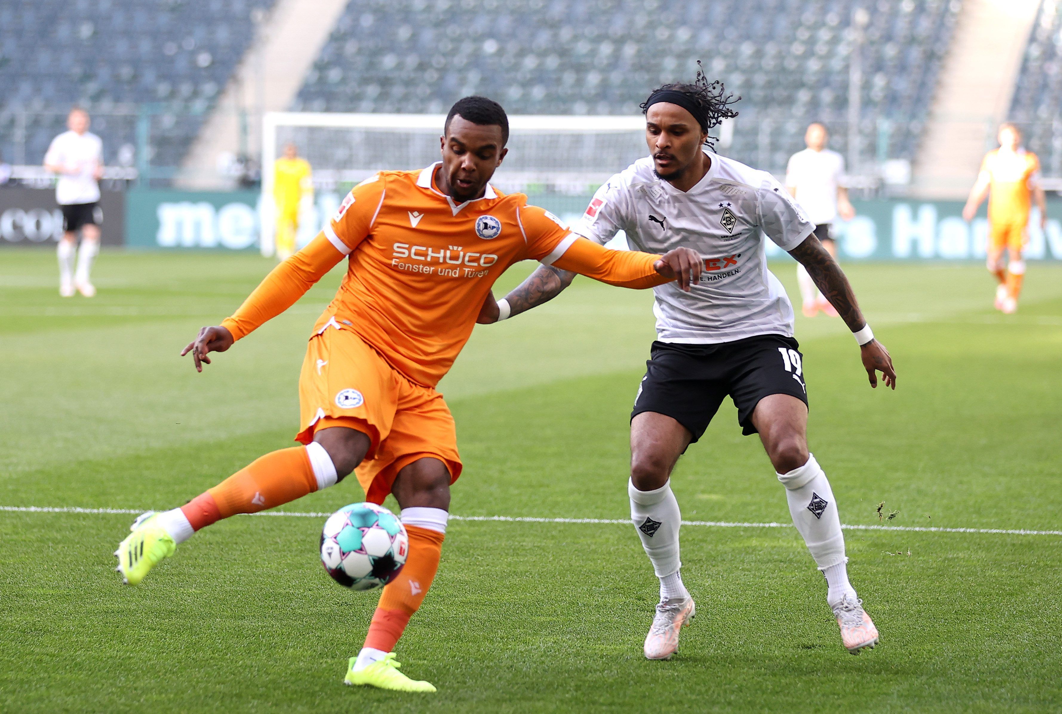 Gladbachs Valentino Lazaro (r.) kämpft gegen Nathan de Medina (l.) um den Ball im Bundesligaspiel der Borussia gegen Arminia Bielefeld am 25. April 2021.