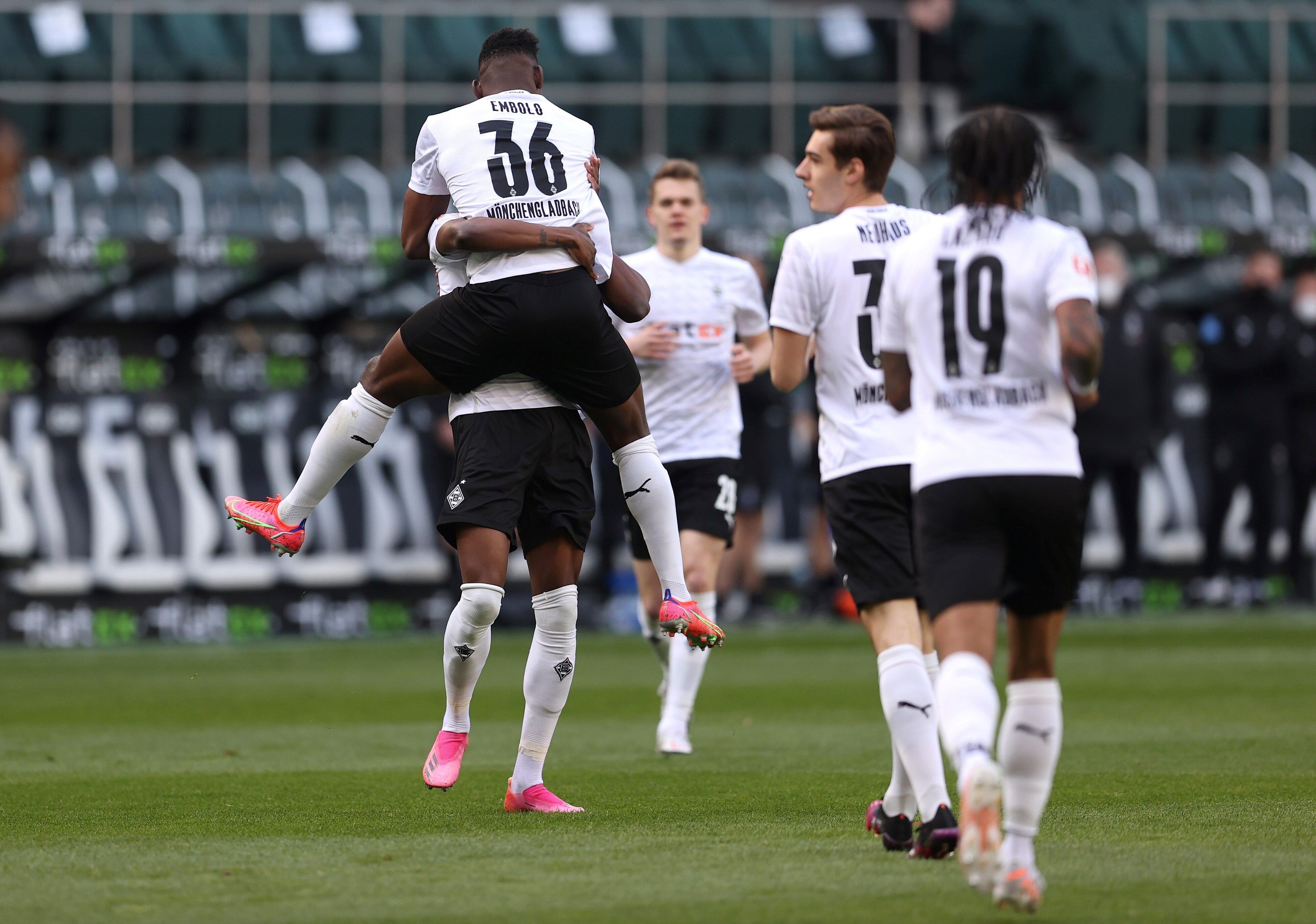 Breel Embolo und seine Gladbacher-Teamkollegen bejubeln den 1:0-Führungstreffer gegen Arminia Bielefeld.