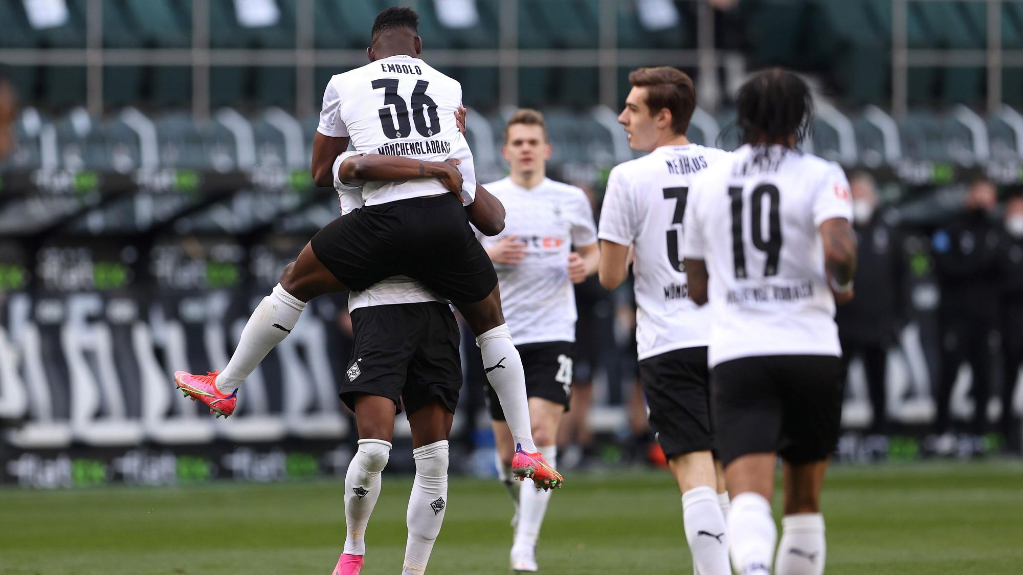 Breel Embolo und seine Gladbacher-Teamkollegen bejubeln den 1:0-Führungstreffer gegen Arminia Bielefeld.