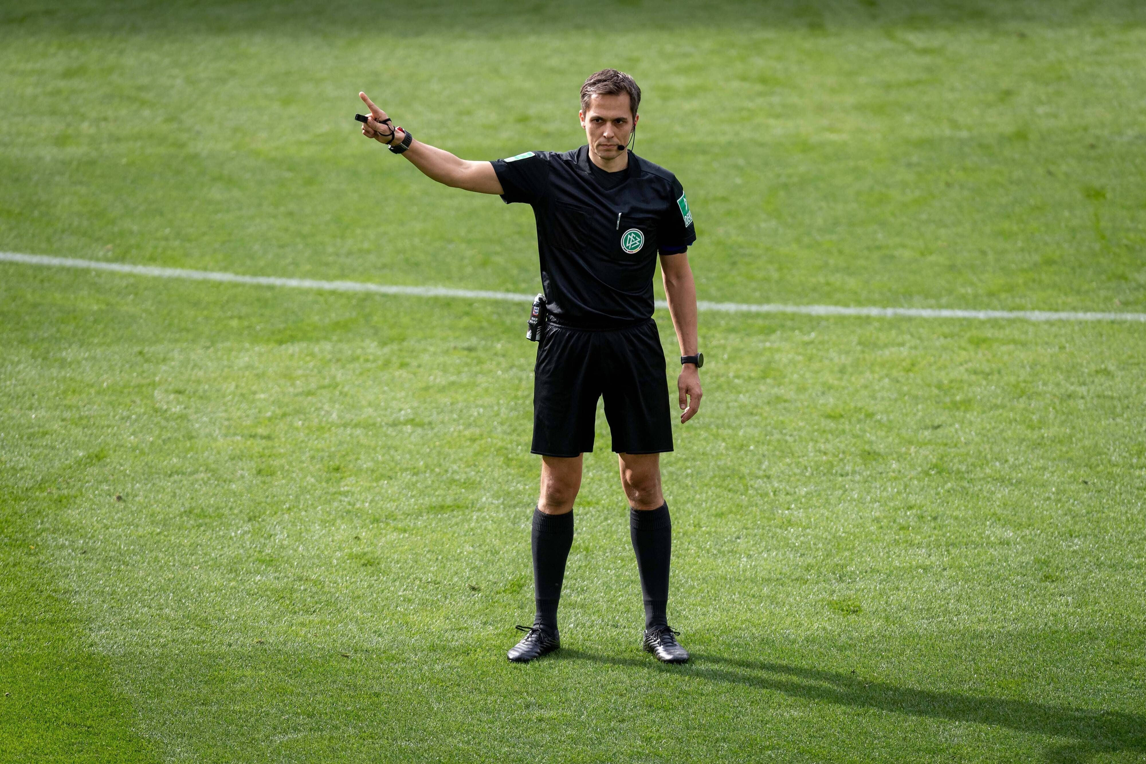 Am Sonntag muss sich Gladbach mit Arminia Bielefeld messen. Schiedsrichter Robert Hartmann, hier beim Bundesliga-Duell zwischen dem VfL Wolfsburg und dem 1. FC Köln am 3. April 2021, leitet die Partie.