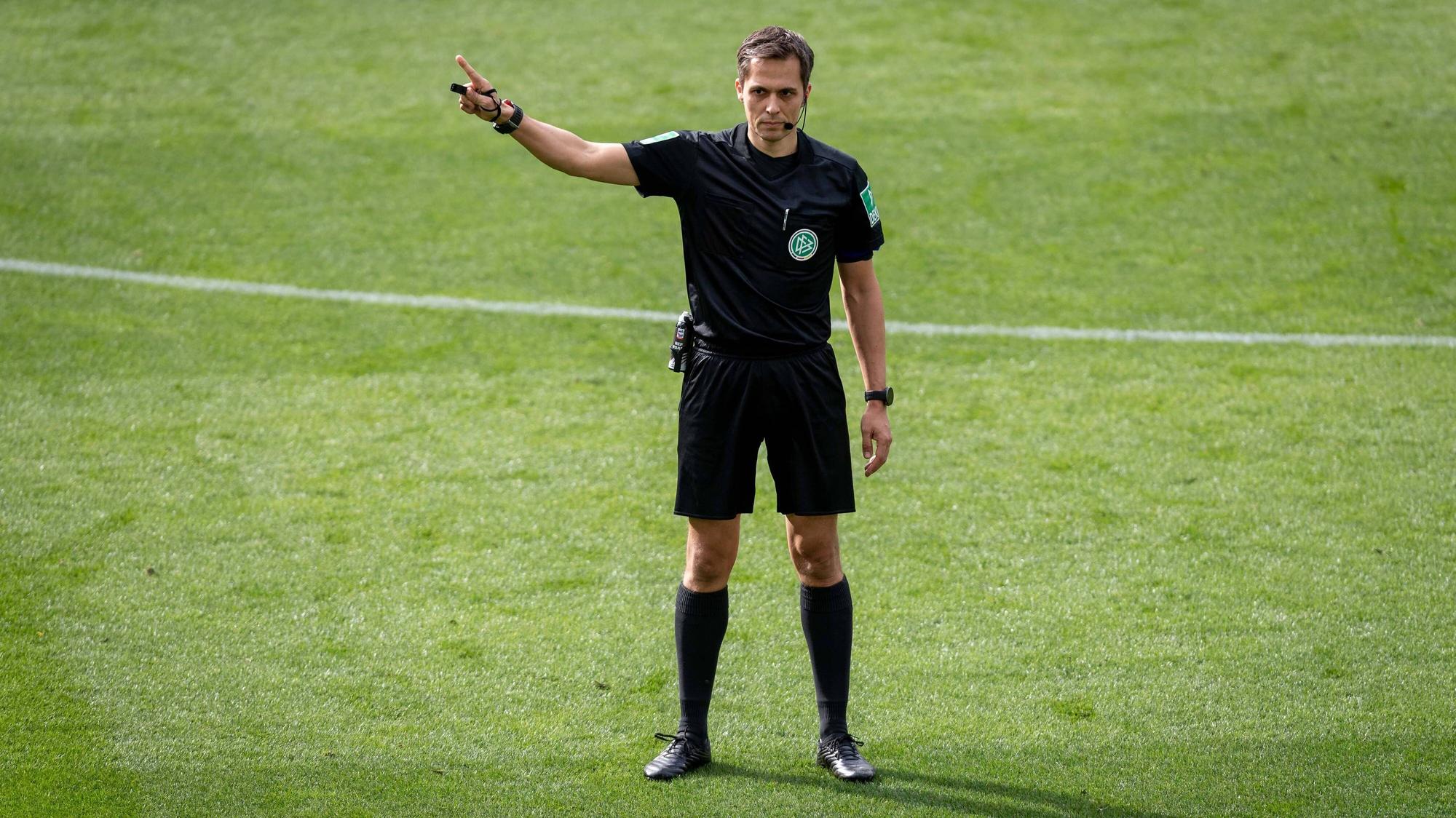 Am Sonntag muss sich Gladbach mit Arminia Bielefeld messen. Schiedsrichter Robert Hartmann, hier beim Bundesliga-Duell zwischen dem VfL Wolfsburg und dem 1. FC Köln am 3. April 2021, leitet die Partie.