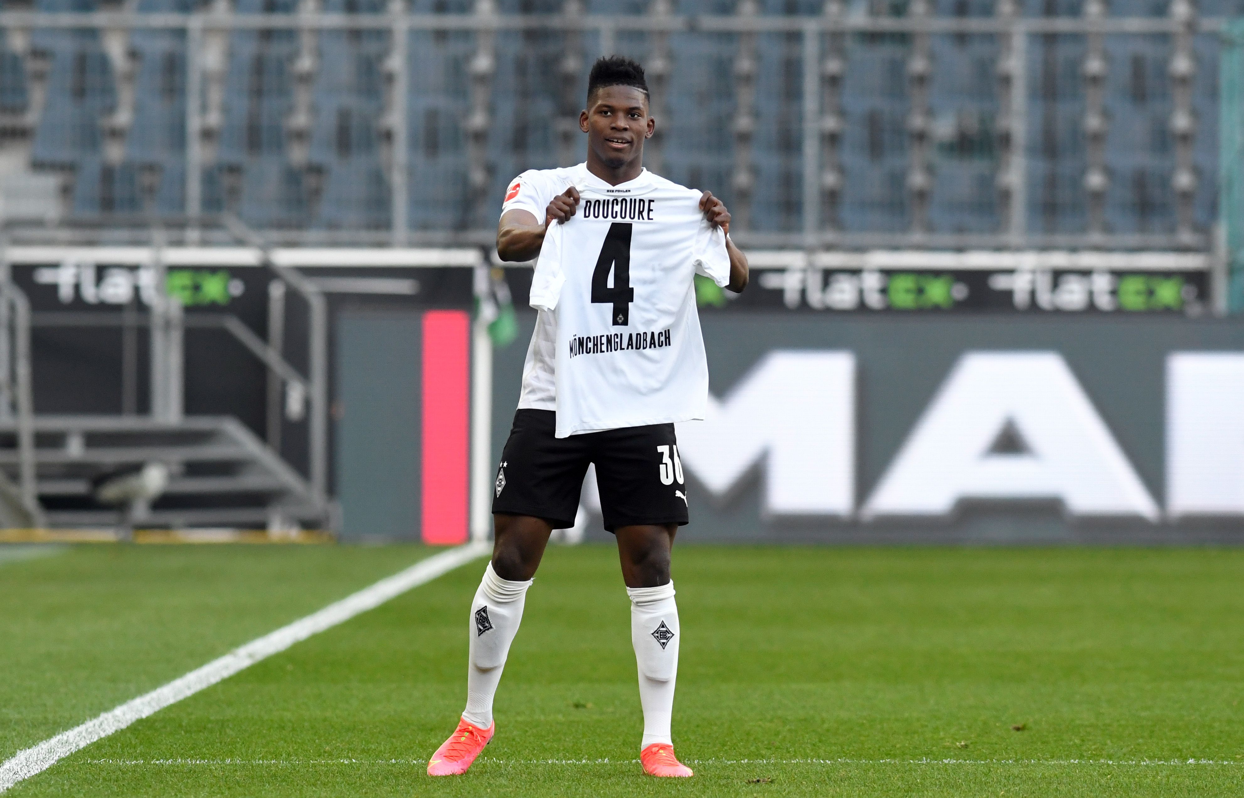 Gladbach-Stürmer Breel Embolo zeigt beim Torjubel das Trikot seines verletzten Team-Kollegen Mamadou Doucouré.
