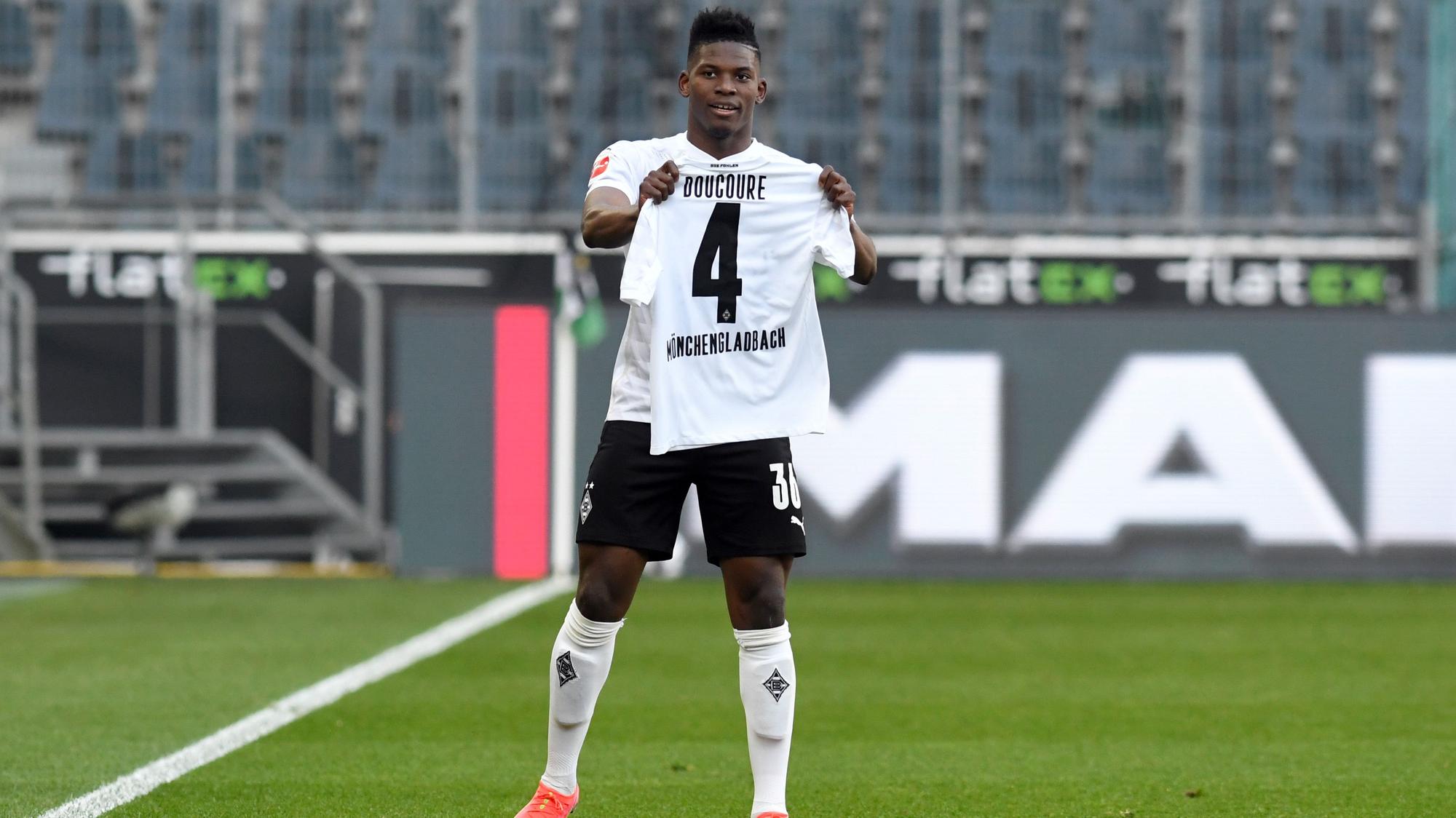 Gladbach-Stürmer Breel Embolo zeigt beim Torjubel das Trikot seines verletzten Team-Kollegen Mamadou Doucouré.