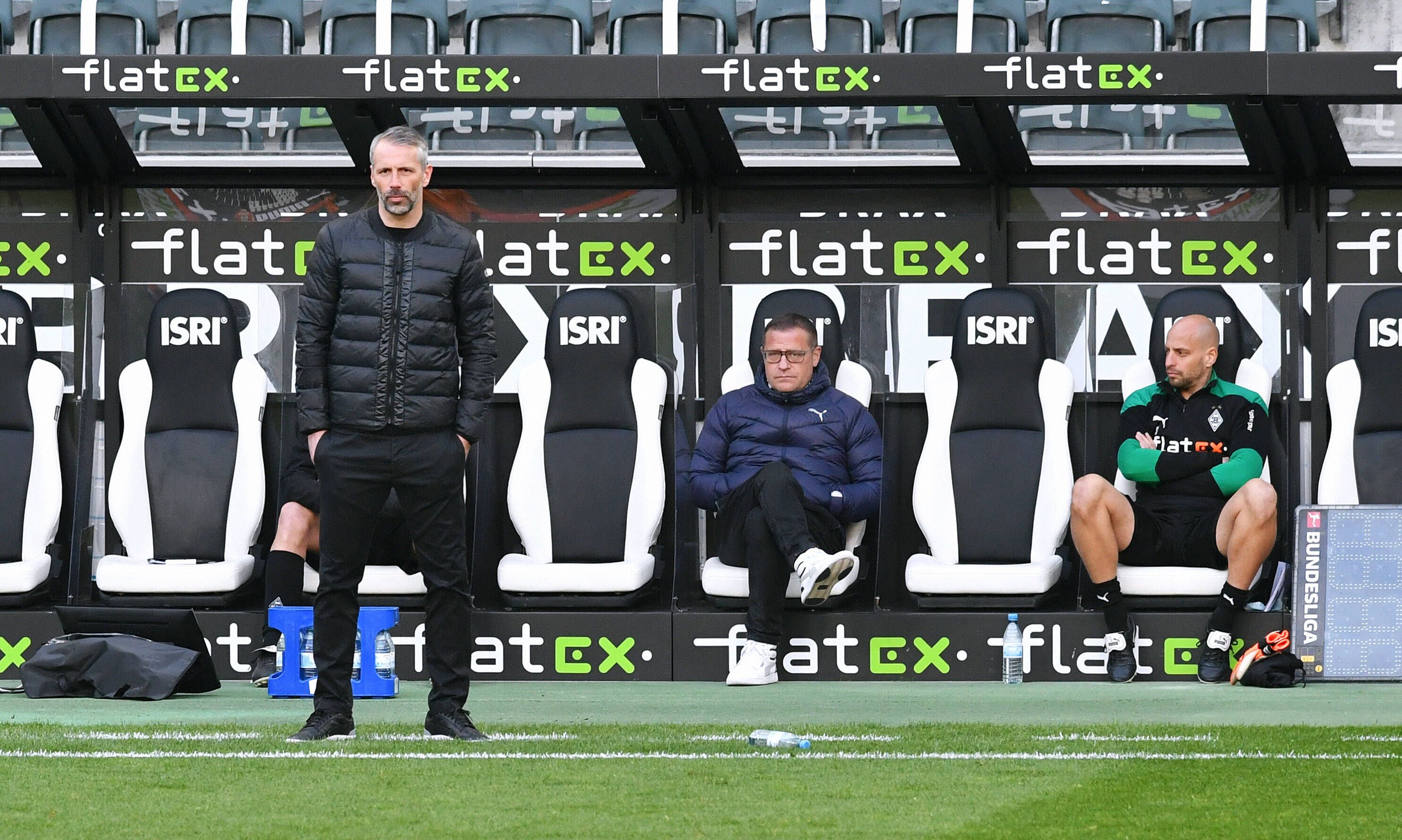 Gladbach-Trainer Marco Rose (l.), Manager Max Eberl (M.) und Torwart-Trainer Steffen Krebs (r.).