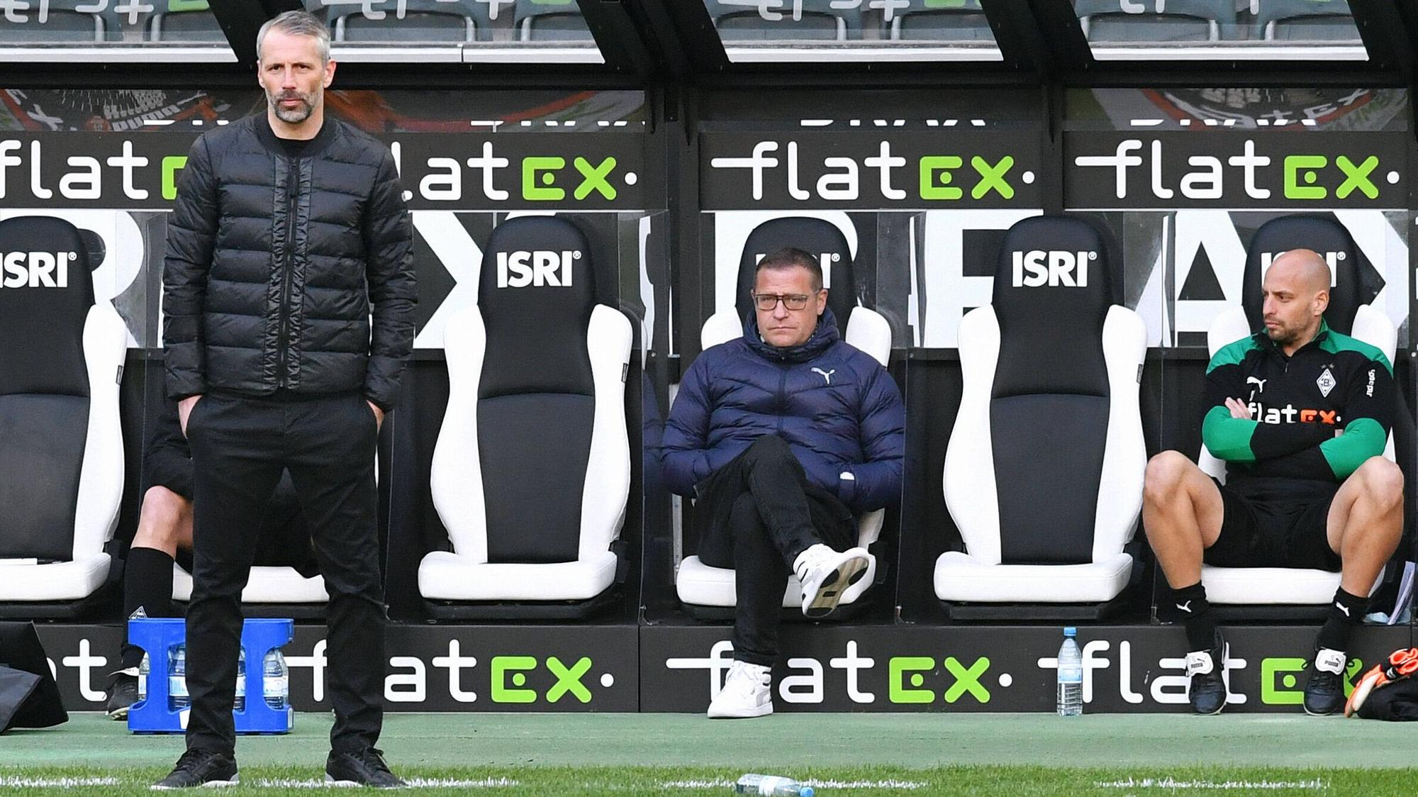 Gladbach-Trainer Marco Rose (l.), Manager Max Eberl (M.) und Torwart-Trainer Steffen Krebs (r.).