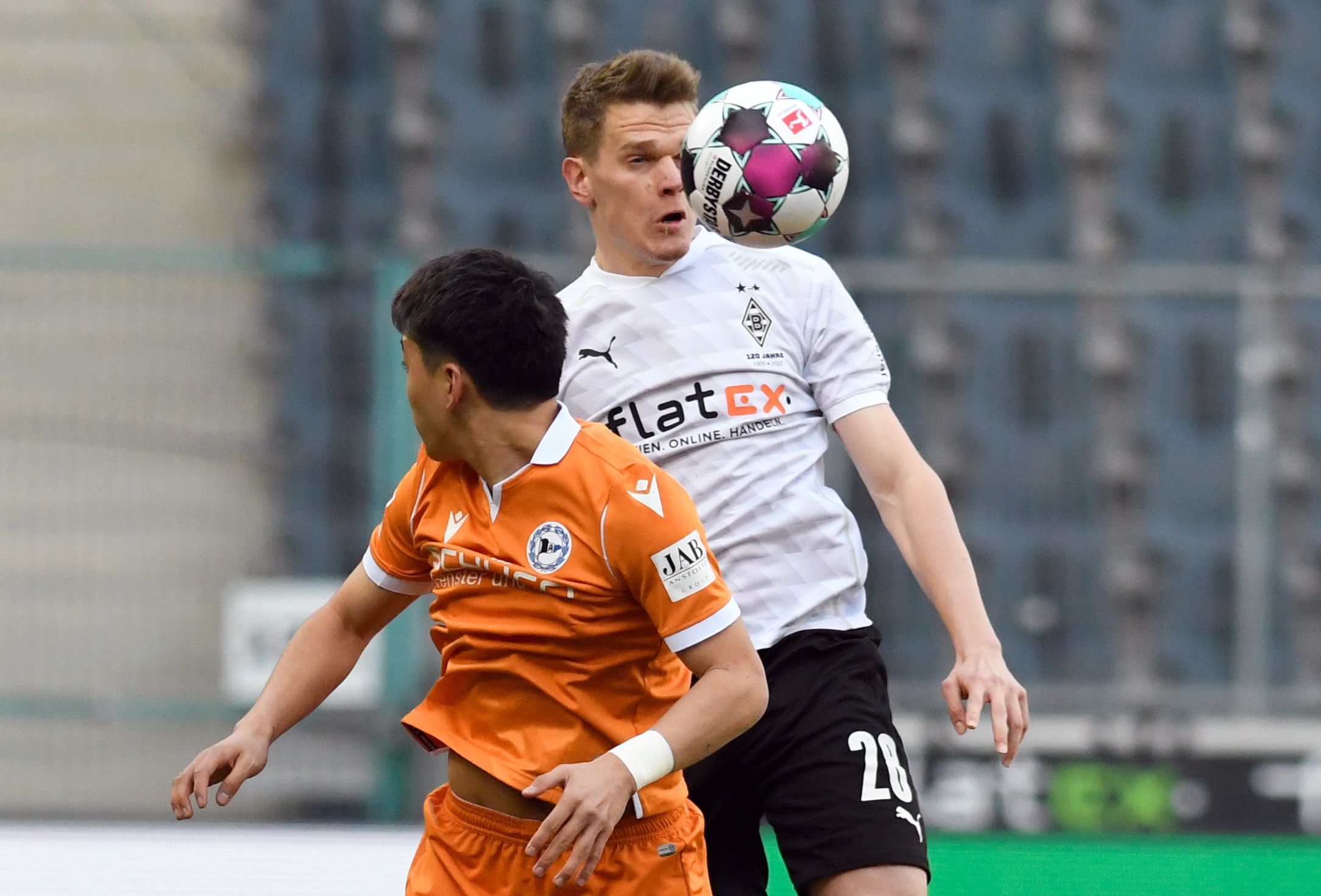 Gladbachs Abwehrchef Matthias Ginter (r.) im Zweikampf mit Bielefelds Ritsu Doan (l.).