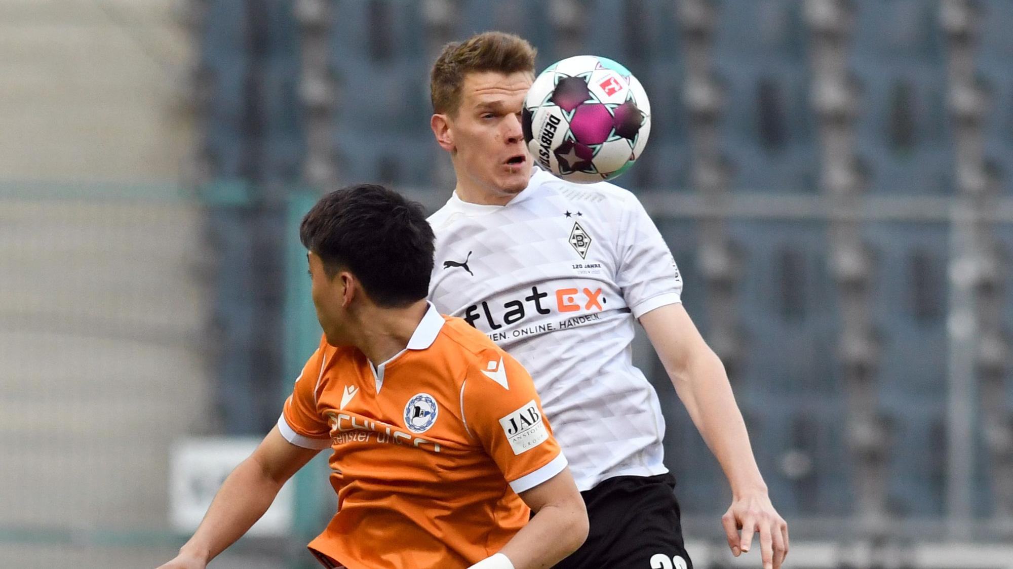 Gladbachs Abwehrchef Matthias Ginter (r.) im Zweikampf mit Bielefelds Ritsu Doan (l.).
