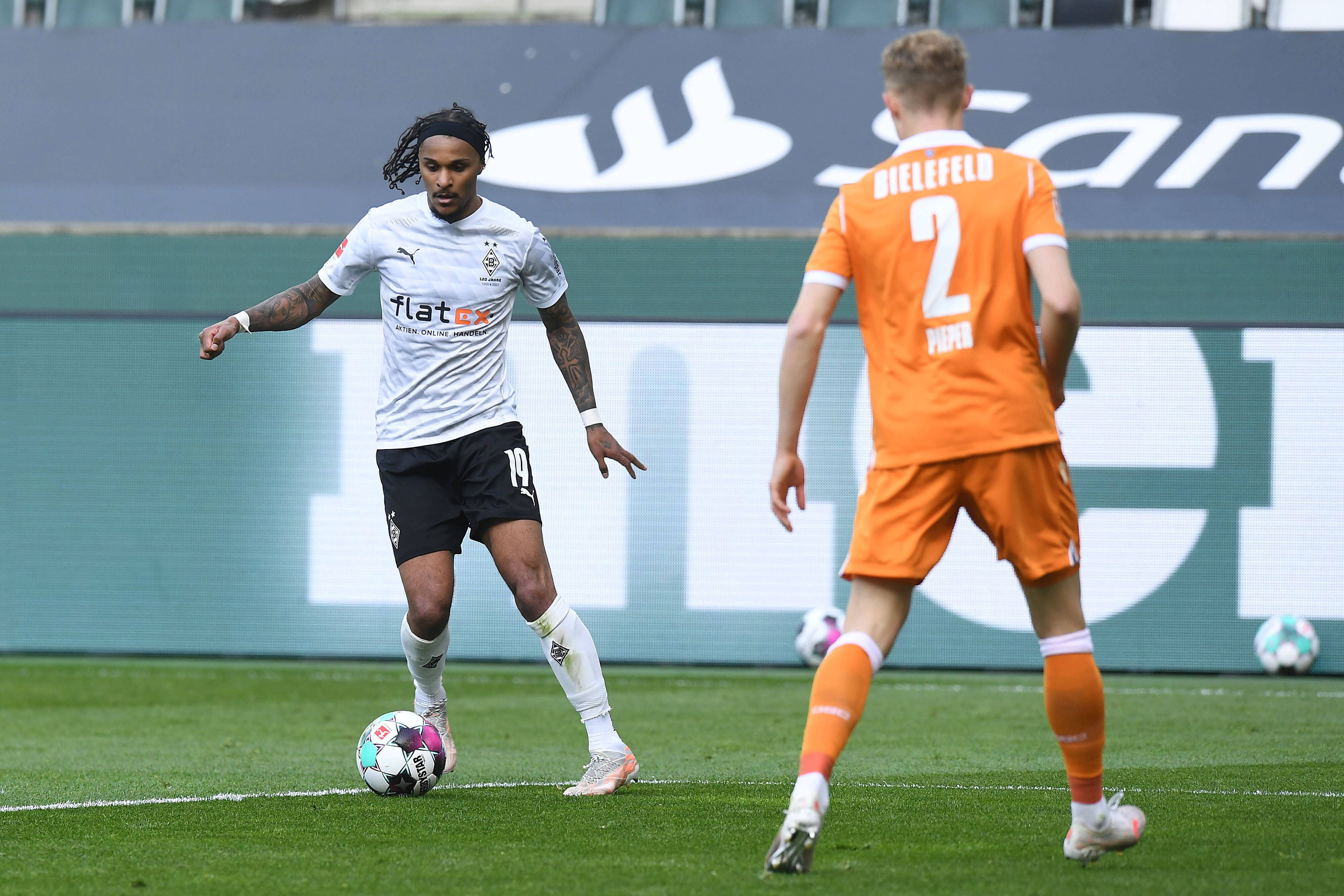 Gladbachs Spieler Valentino Lazaro (l.) setzt zum Dribbling an, Gegenspieler Amos Pieper (r.) schaut ihm dabei zu.