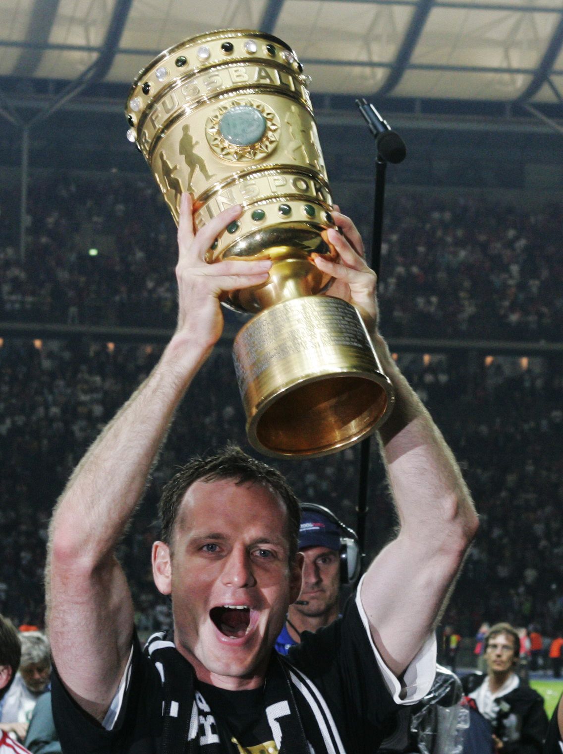 Der Nürnberger Markus Schroth jubelt mit Pokal nach dem Sieg seiner Mannschaft am 26. Mai 2007 in Berlin.