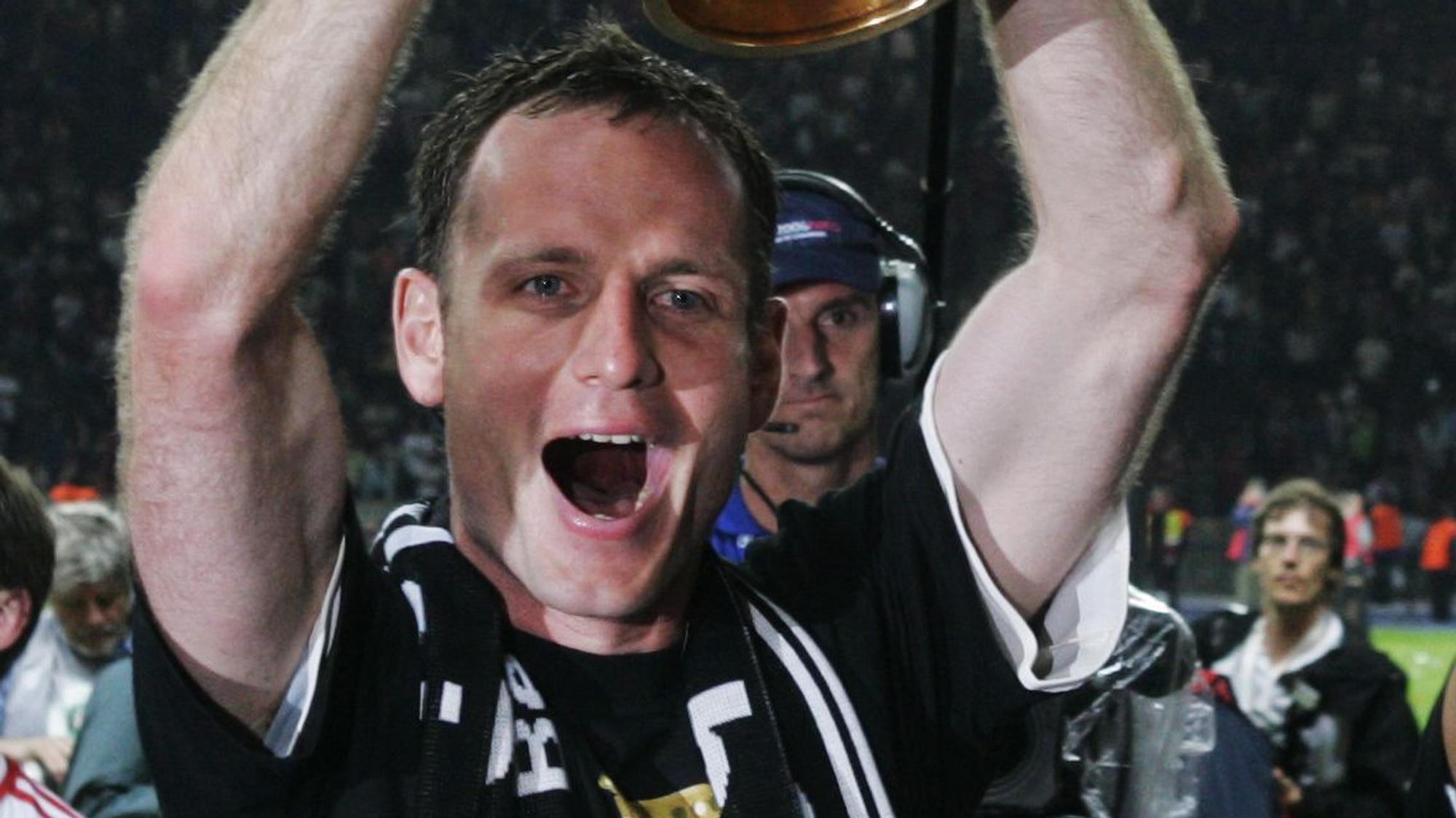 Der Nürnberger Markus Schroth jubelt mit Pokal nach dem Sieg seiner Mannschaft am 26. Mai 2007 in Berlin.