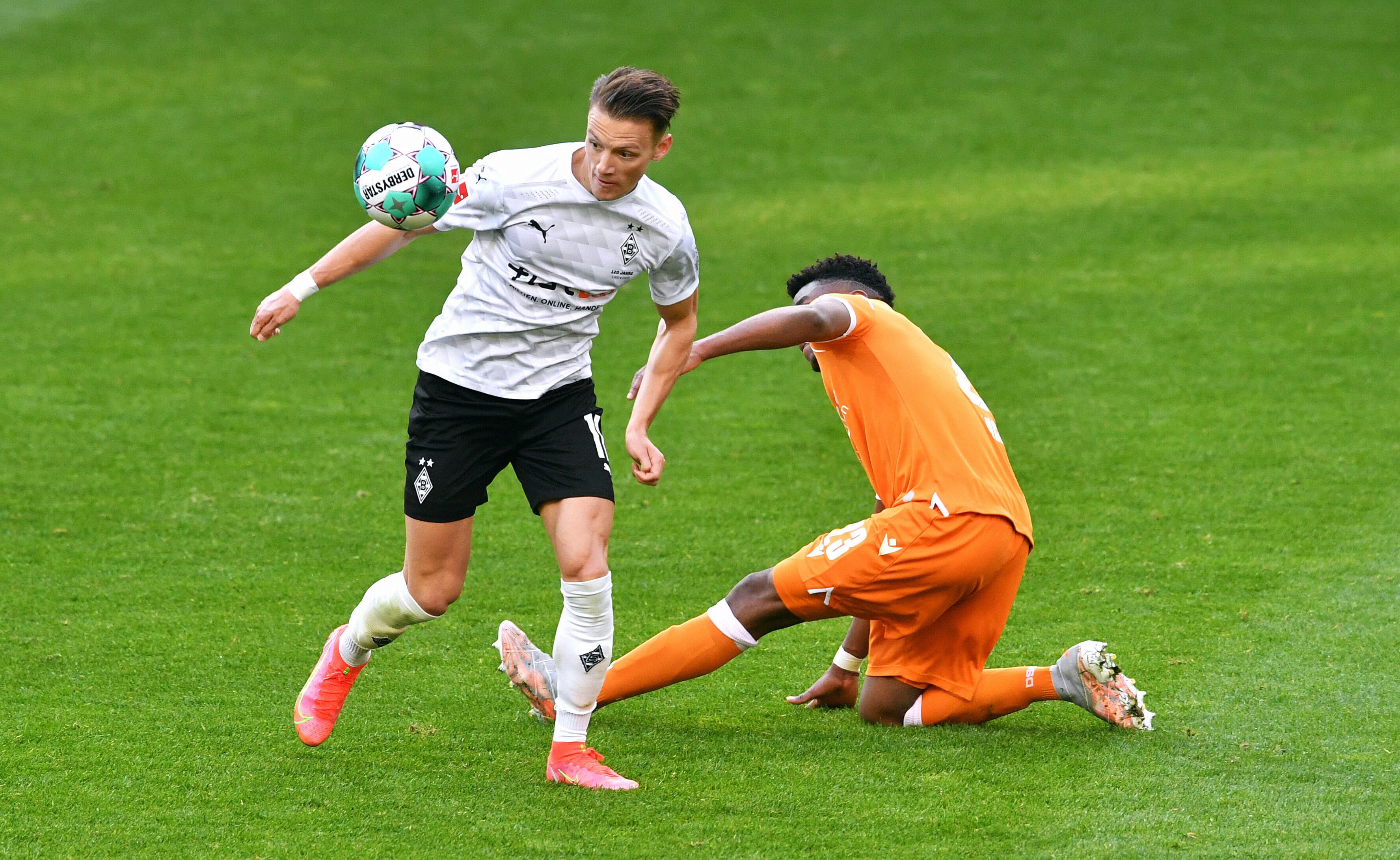 Borussias Hannes Wolf (l) im Zweikampf mit Bielefelds Anderson-Lenda Lucoqui (r.) beim 5:0-Sieg der Gladbacher gegen Arminia am 25. April 2021 im Borussia-Park.