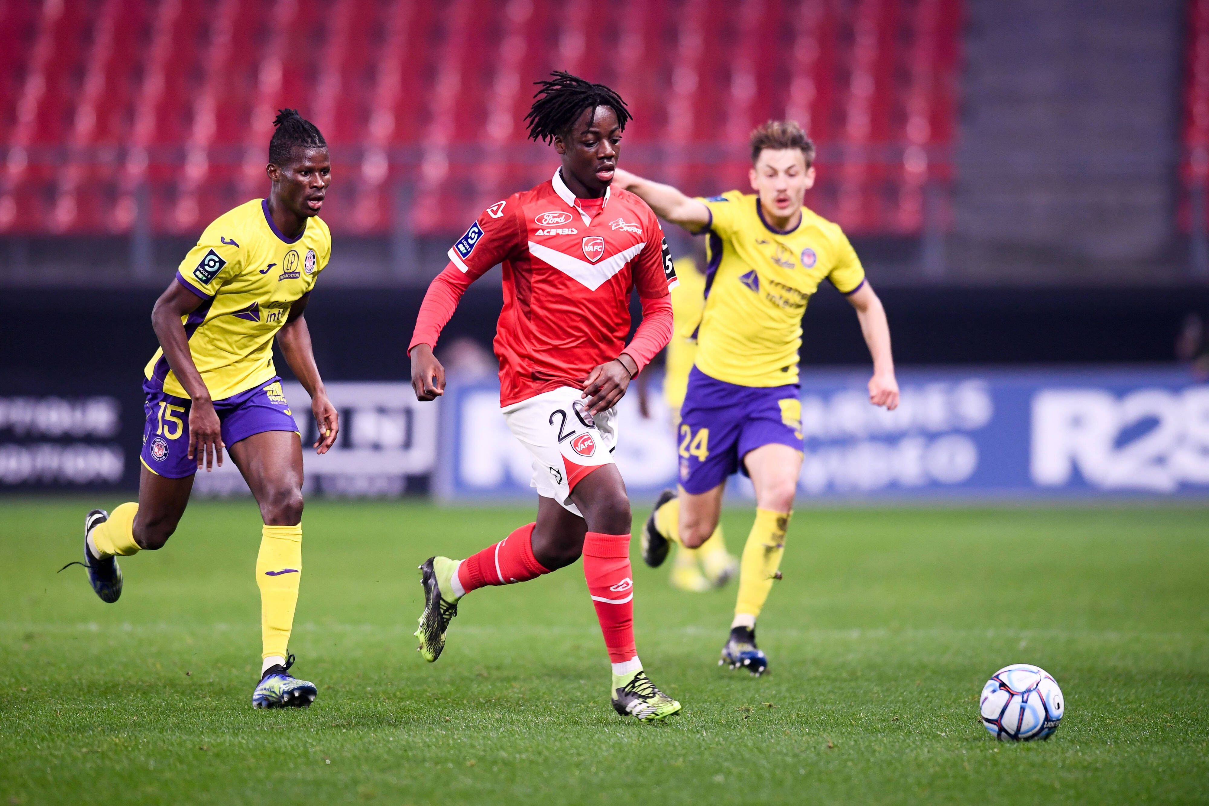 Ismaël Doukouré (Mitte) beim Spiel des FC Valenciennes gegen den FC Toulouse in der Ligue 2 am 2. März 2021.