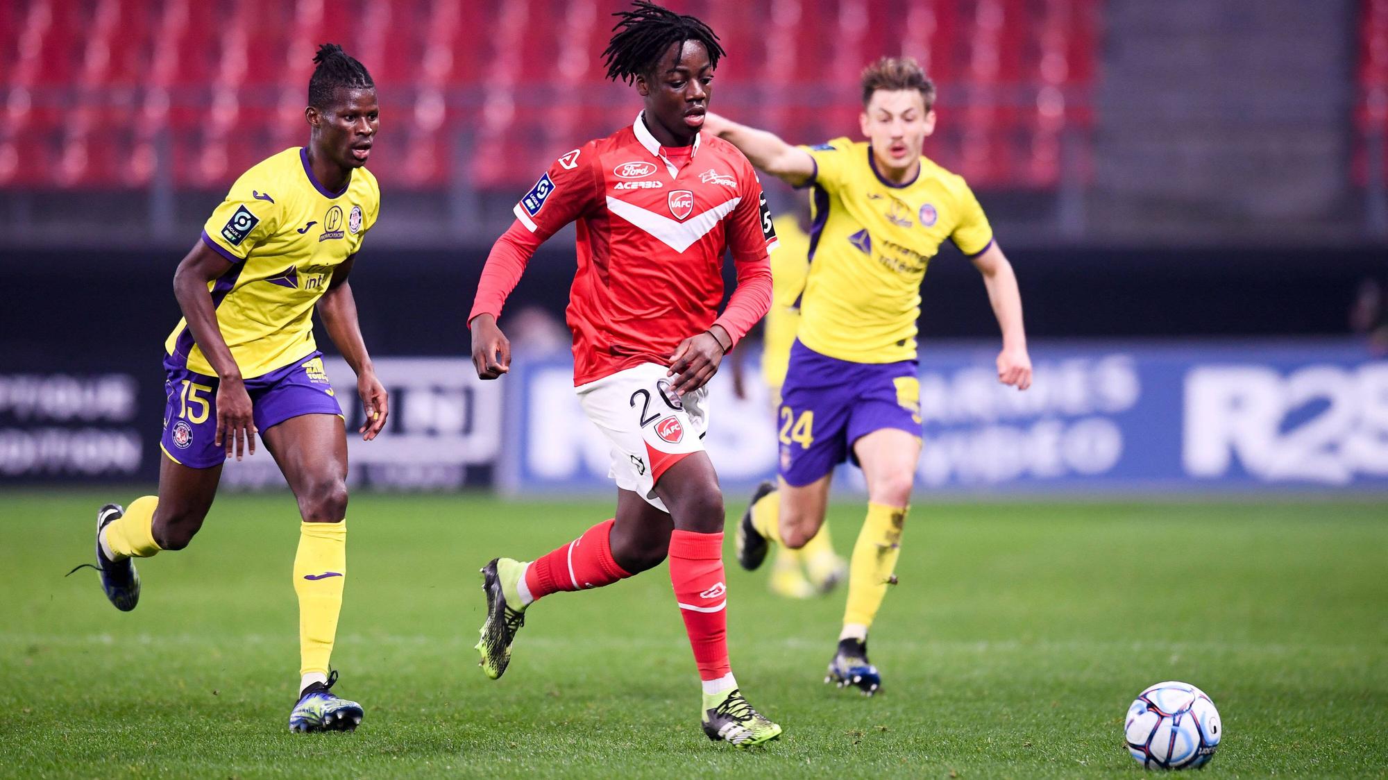 Ismaël Doukouré (Mitte) beim Spiel des FC Valenciennes gegen den FC Toulouse in der Ligue 2 am 2. März 2021.