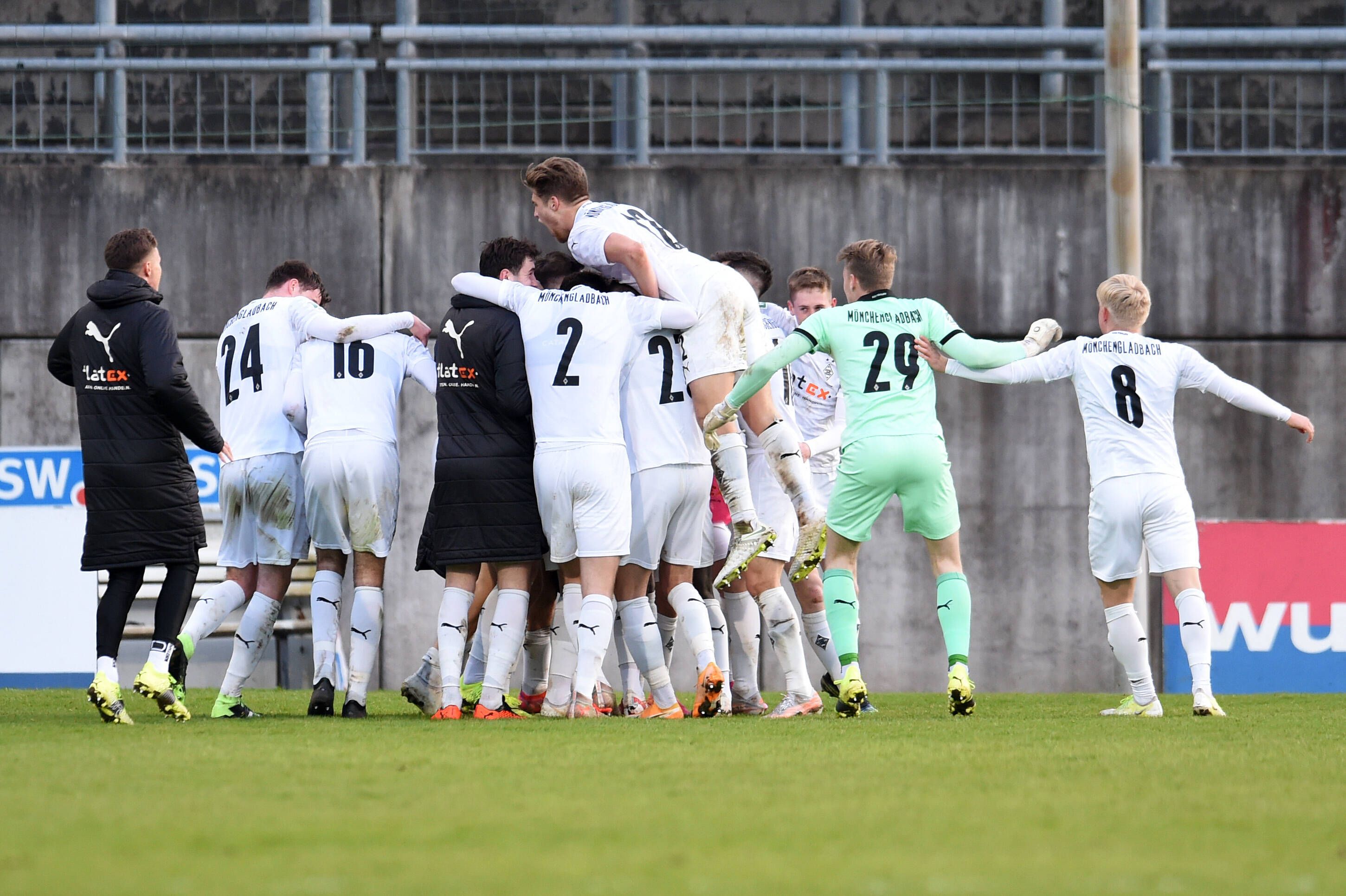 Am 14. April 2021 beim Auswärtsspiel beim Wuppertaler SV Jubelt Gladbachs U23 über ihren Auswärtssieg.
