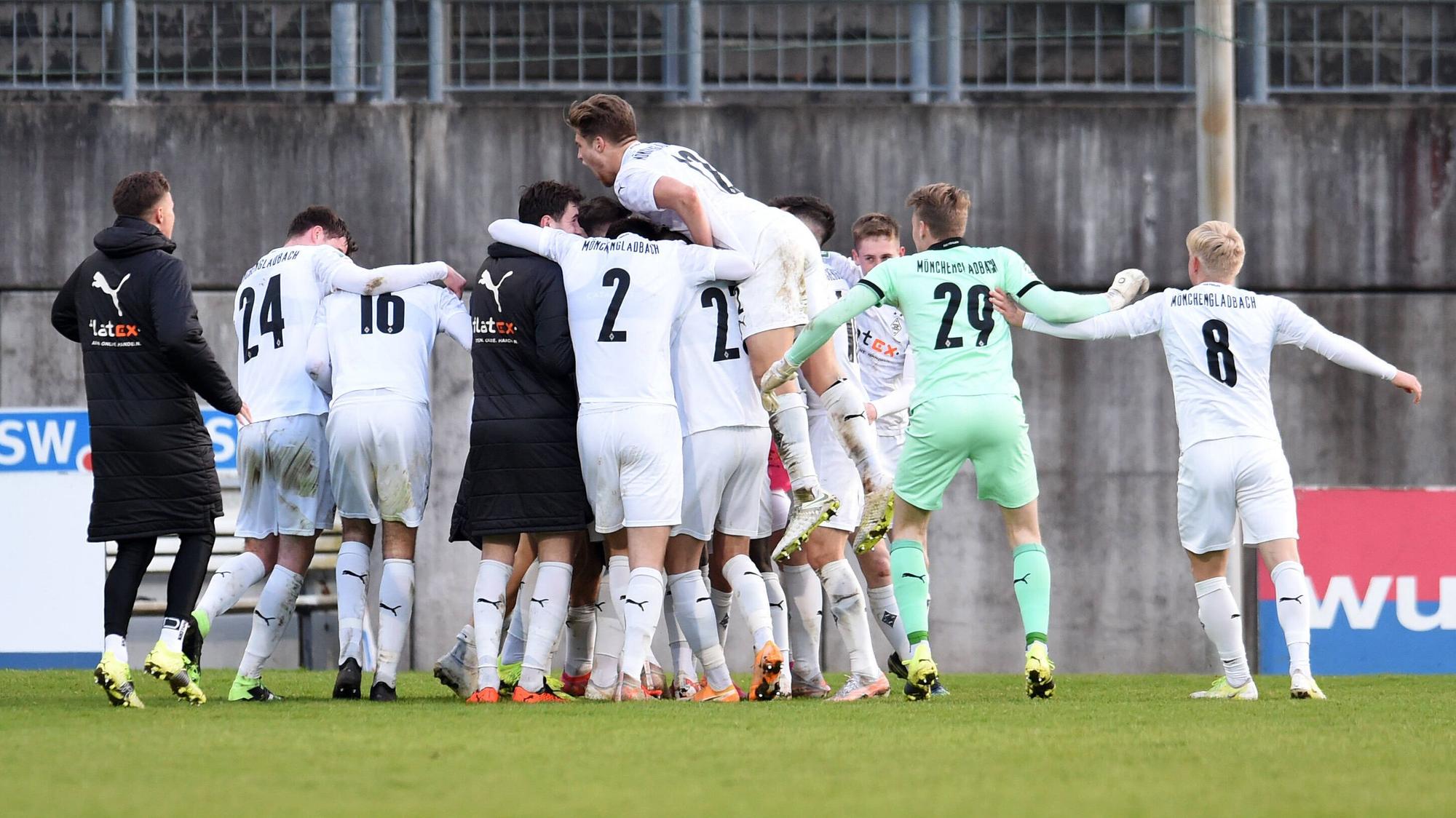 Am 14. April 2021 beim Auswärtsspiel beim Wuppertaler SV Jubelt Gladbachs U23 über ihren Auswärtssieg.