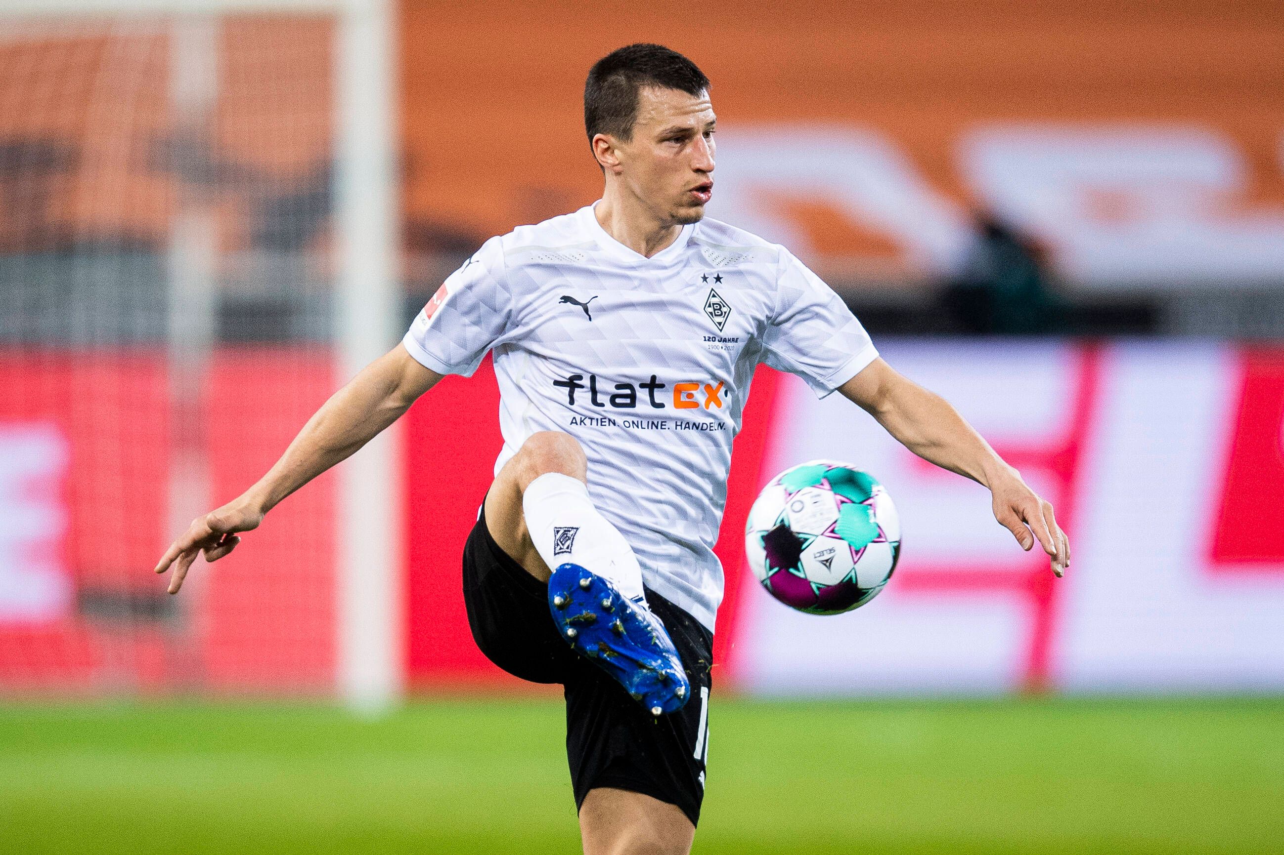 Gladbachs Stefan Lainer beim Bundesliga-Spiel gegen den SC Freiburg am 3. April 2021 im Borussia-Park in Mönchengladbach.