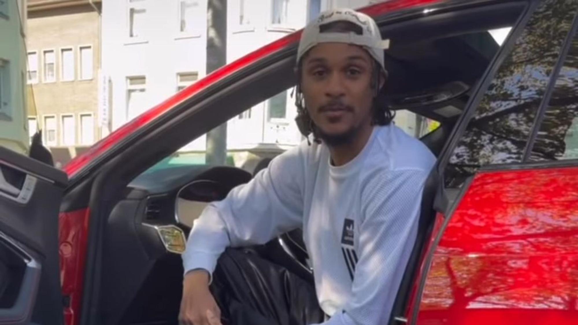 Gladbachs Valentino Lazaro veranstaltete am Dienstag eine kleine Schnitzeljagd in der Mönchengladbacher Innenstadt für die VfL-Fans.