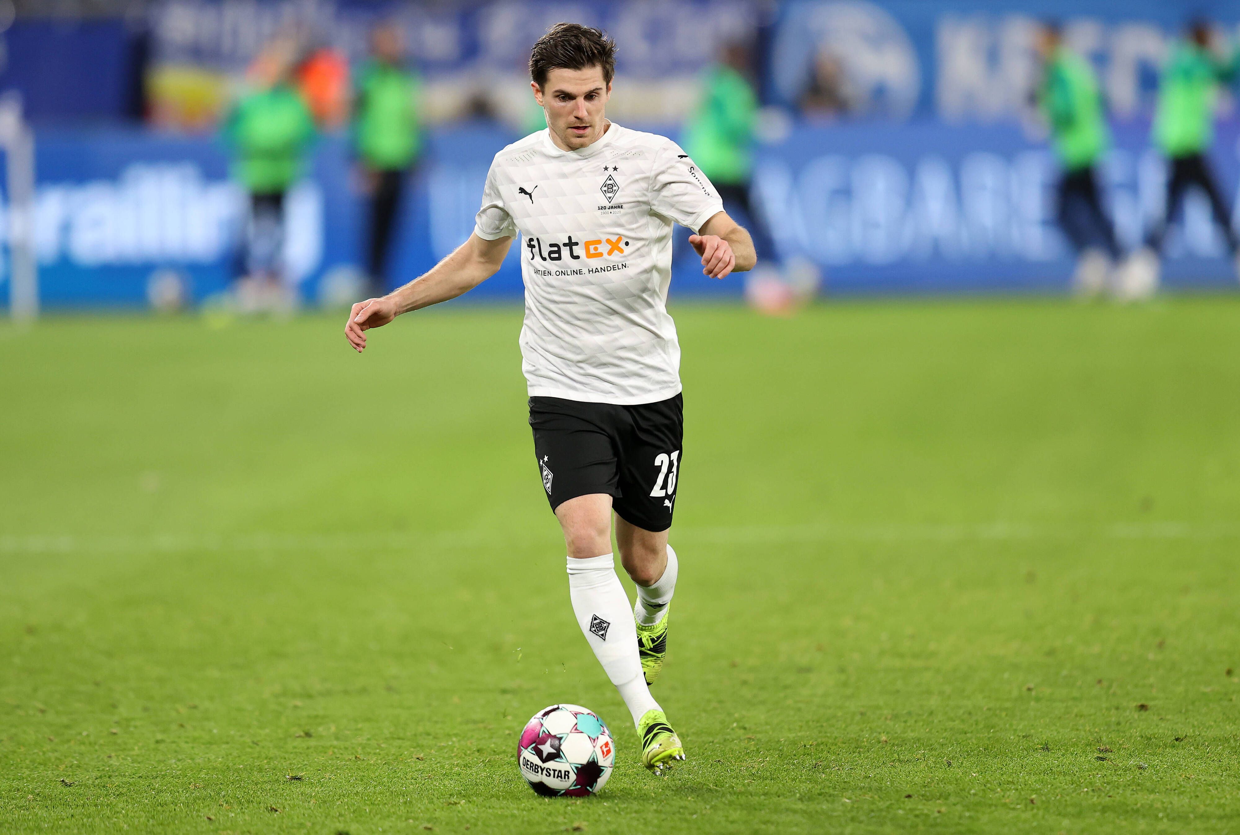 Gladbachs Jonas Hofmann läuft mit dem Ball am Fuß im Bundesligaduell seiner Mannschaft gegen den FC Schalke 04 am 20. März 2021.
