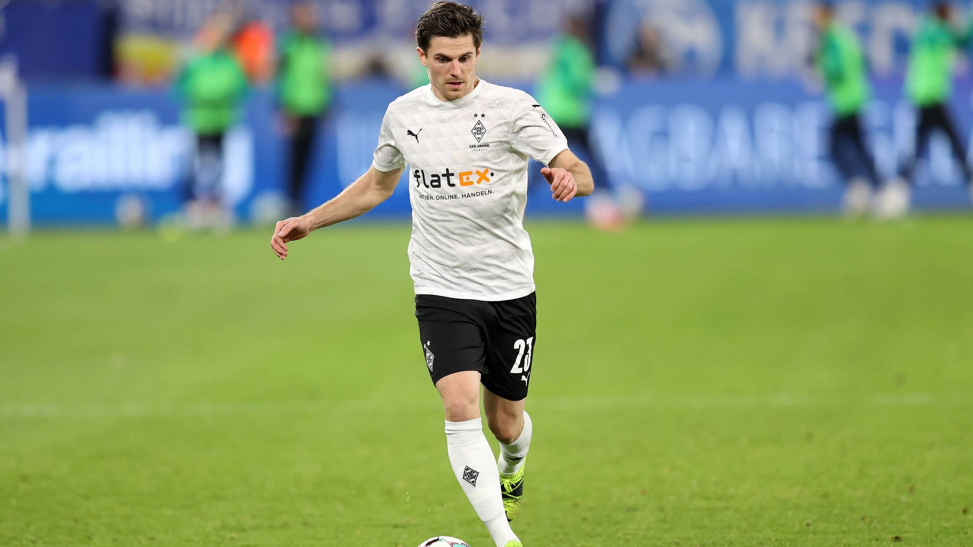 Gladbachs Jonas Hofmann läuft mit dem Ball am Fuß im Bundesligaduell seiner Mannschaft gegen den FC Schalke 04 am 20. März 2021.