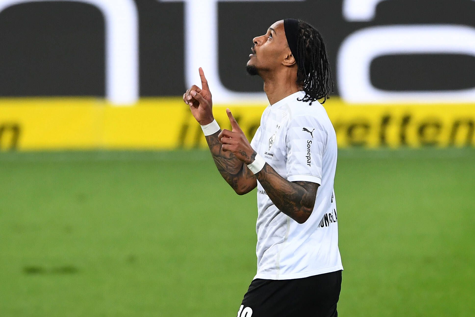 Valentino Lazaro jubelt nach seinem Tor im Bundesligaspiel der Gladbacher gegen Hoffenheim am 21. April 2021.