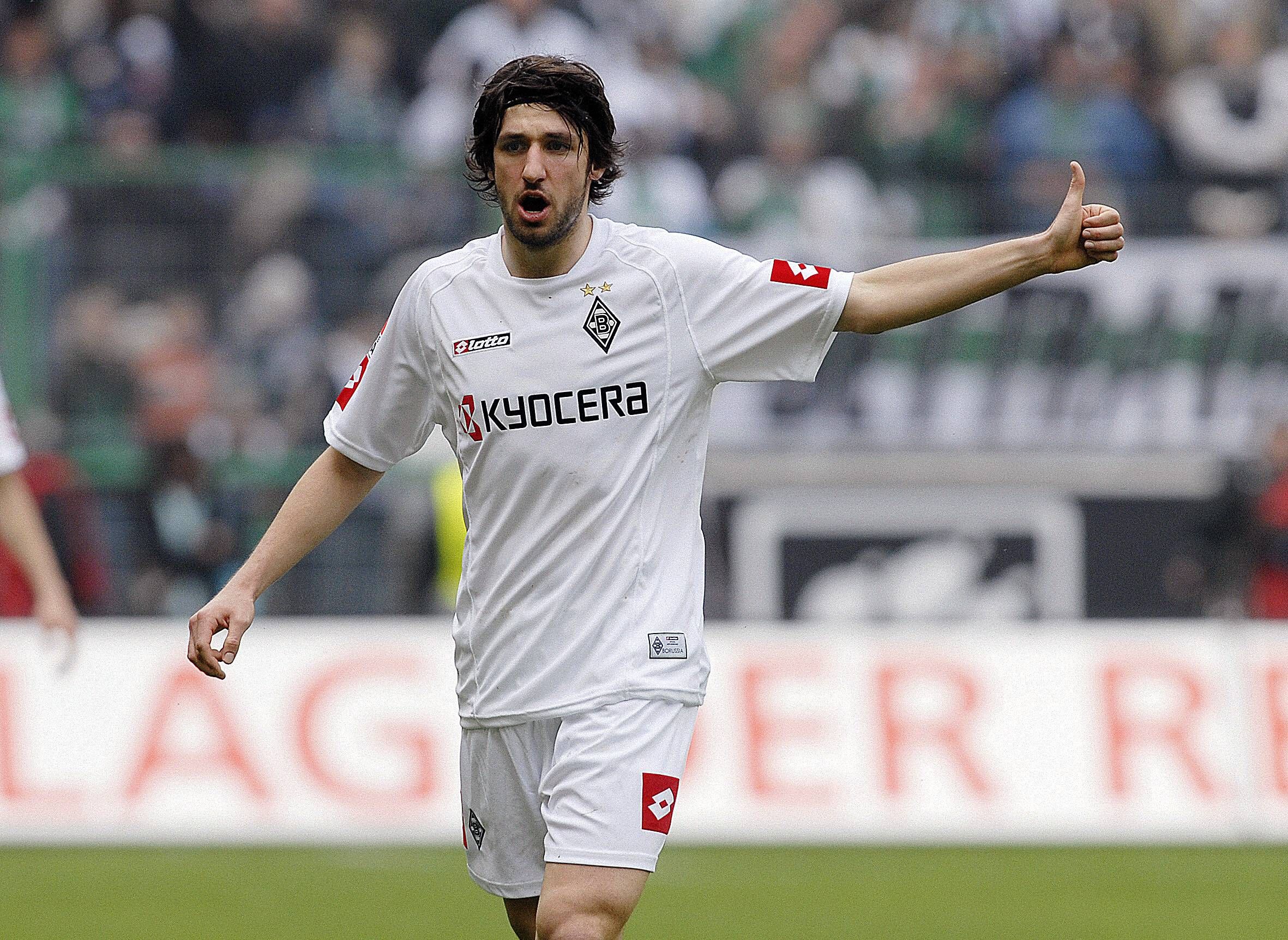 Thomas Broich im Gladbachtrikot zeigt den Daumen nach oben am 1. April 2006.