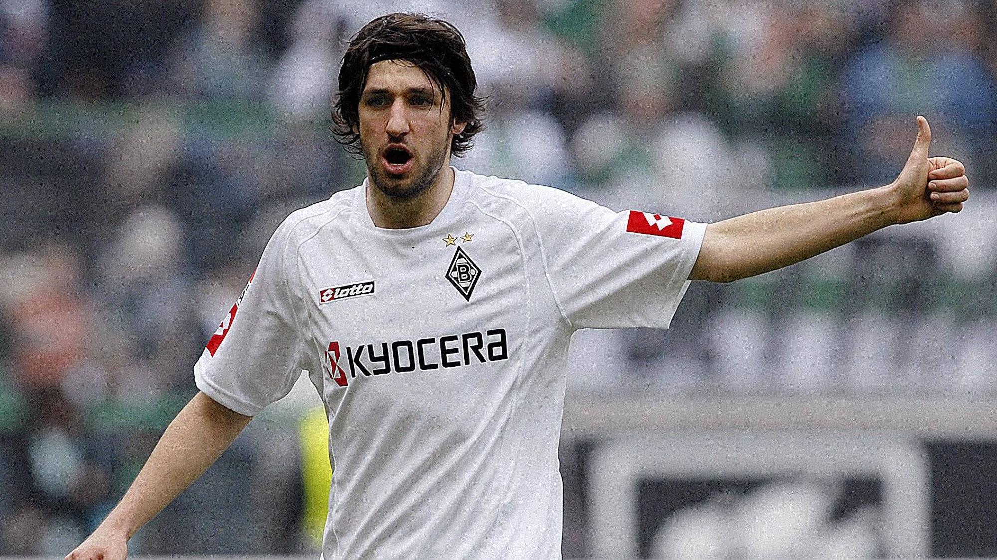 Thomas Broich im Gladbachtrikot zeigt den Daumen nach oben am 1. April 2006.