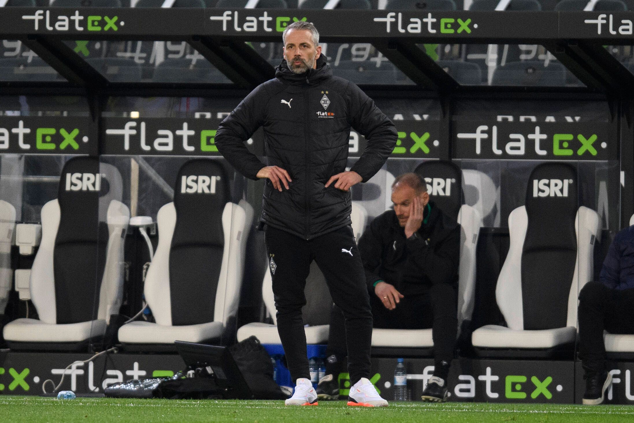 Gladbachs Trainer Marco Rose steht am Spielfeldrand im Bundesligaduell der Gladbacher gegen den SC Freiburg am 3. April 2021 im Borussia-Park.