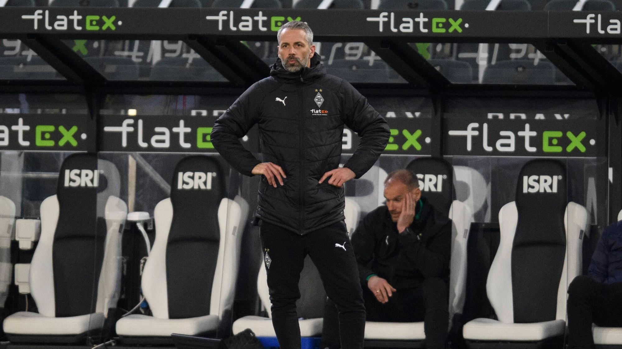 Gladbachs Trainer Marco Rose steht am Spielfeldrand im Bundesligaduell der Gladbacher gegen den SC Freiburg am 3. April 2021 im Borussia-Park.