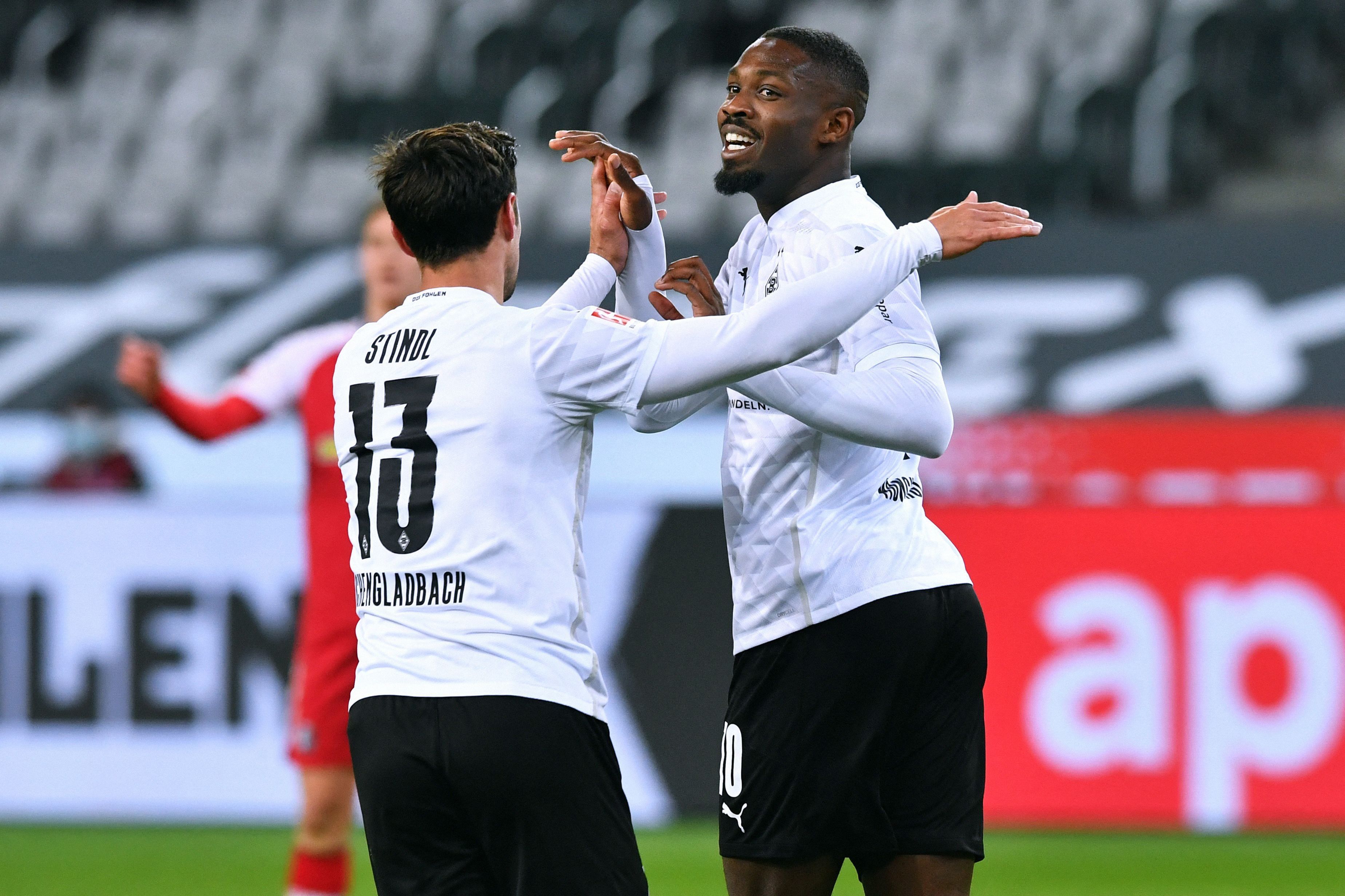 Marcus Thuram und Lars Stindl jubeln über das 1:1 von Borussia Mönchengladbach gegen den SC Freiburg.