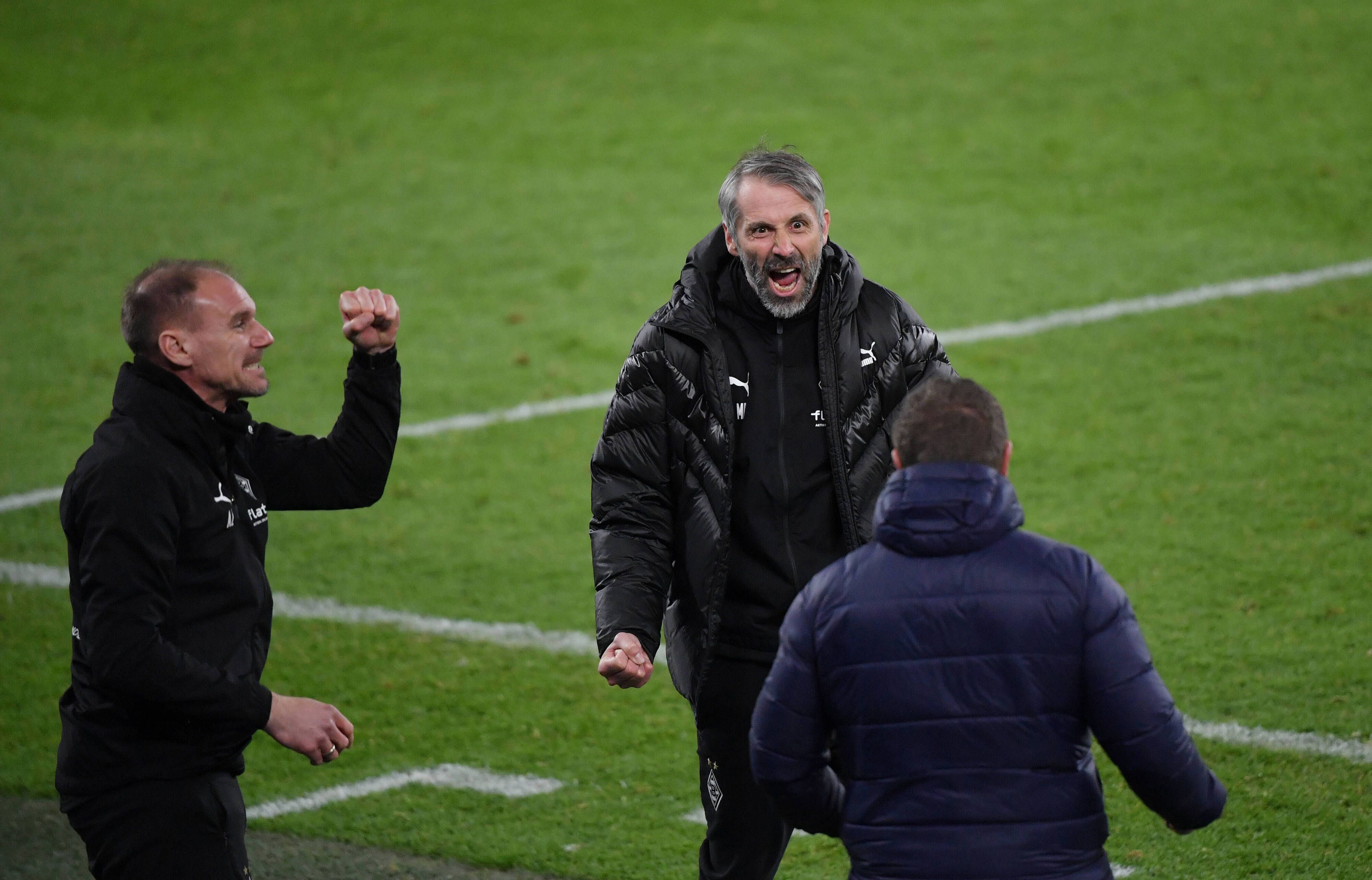 Endlich Grund zum Jubeln: Trainer Marco Rose (Mitte) war nach dem 3:0-Sieg der Gladbacher beim FC Schalke 04 sichtlich erleichtert.