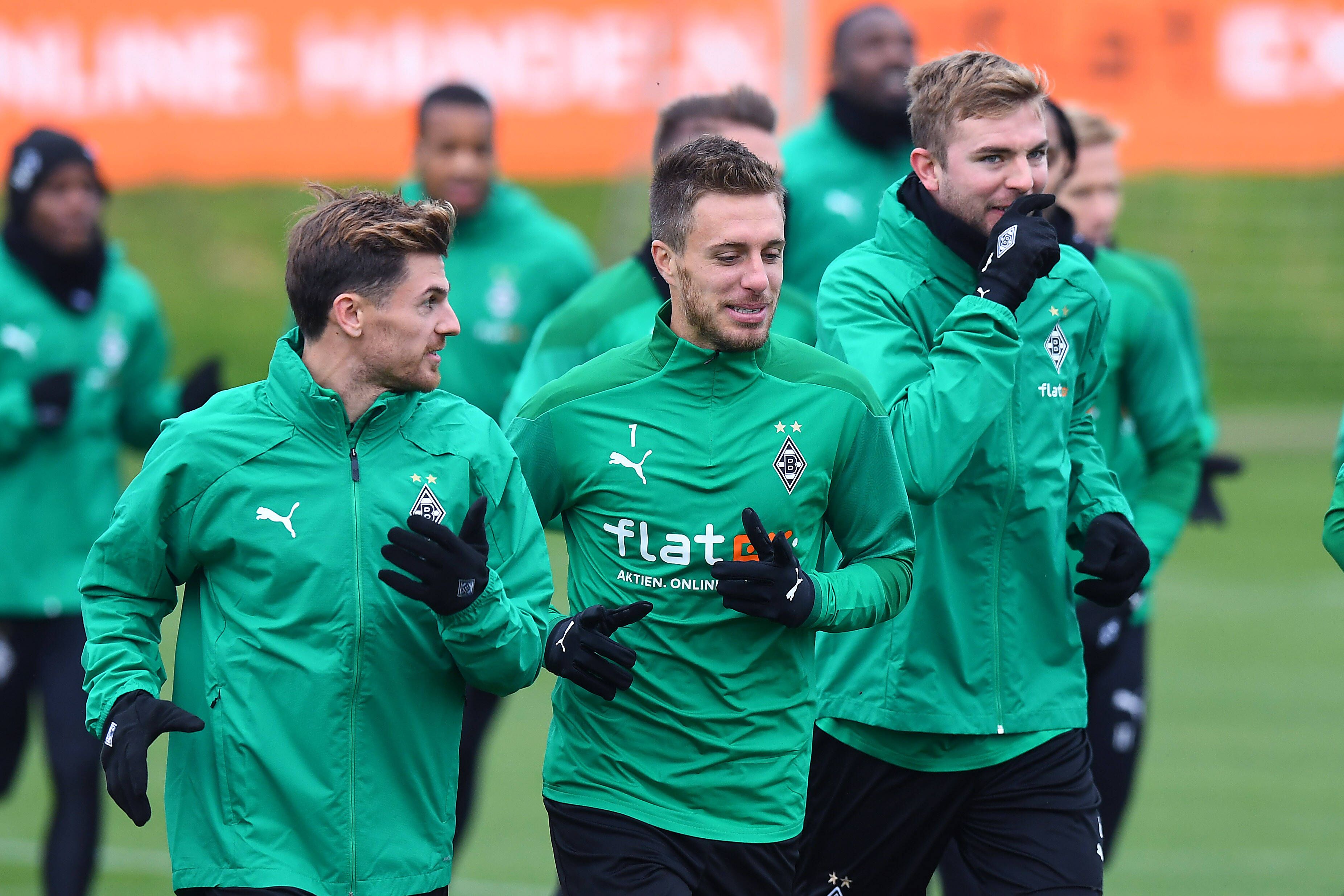 Jonas Hofmann (l.) und Patrick Hermann (r.) unterhalten sich im Training der Gladbacher am 20. Oktober 2020.