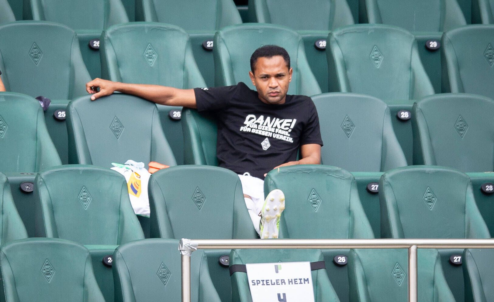 Raffael saß bei seinem letzten Bundesliga-Spiel für Borussia Moenchengladbach am 27. Juni 2020 zunächst auf der Tribüne, wurde in der Schlussphase jedoch noch eingewechselt.
