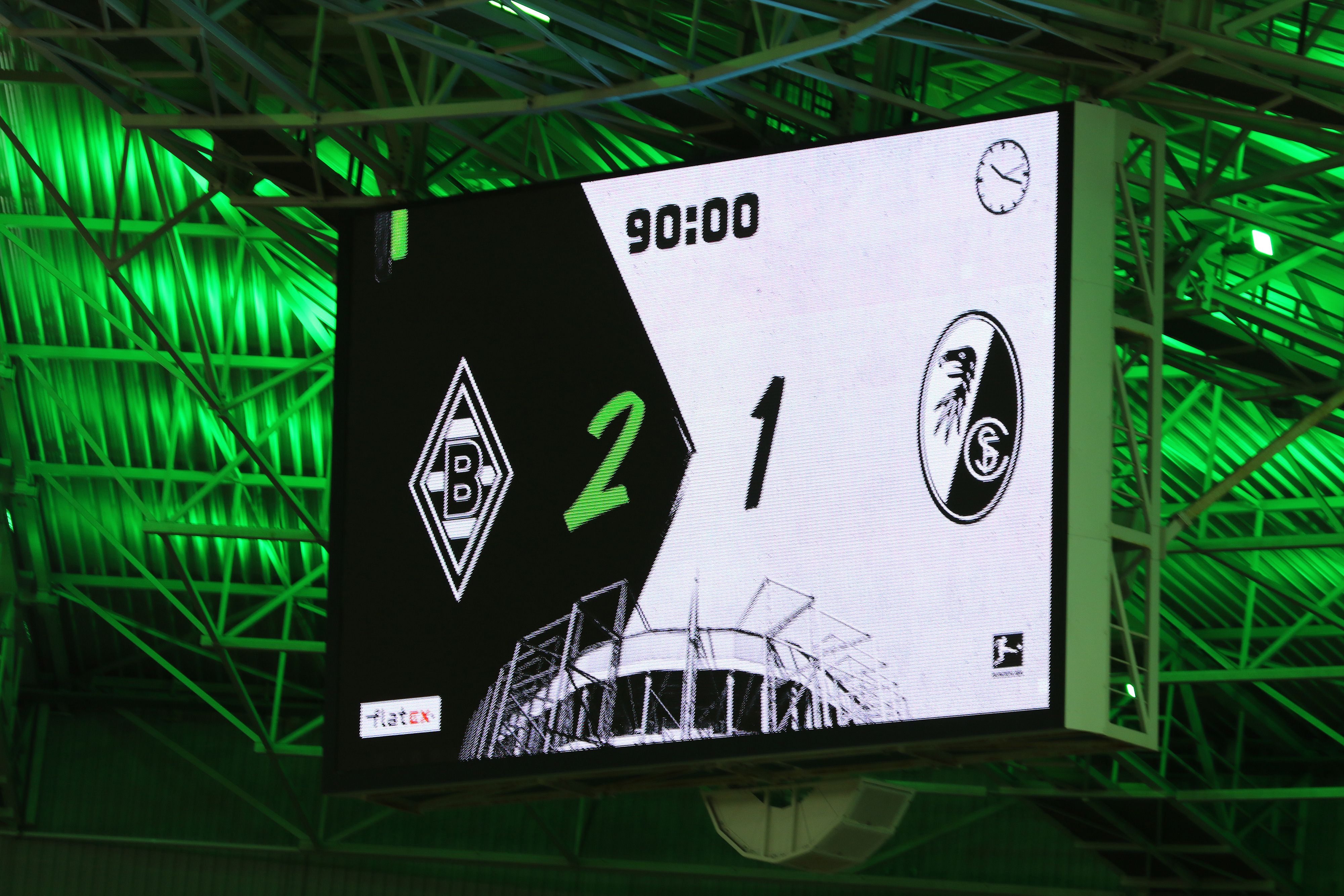 Die Anzeigetafel im Borussia-Park zeigt am Spielende das Endergebnis zwischen Gladbach und Freiburg an. 2:1 gewannen die Fohlen am 3. April 2021.