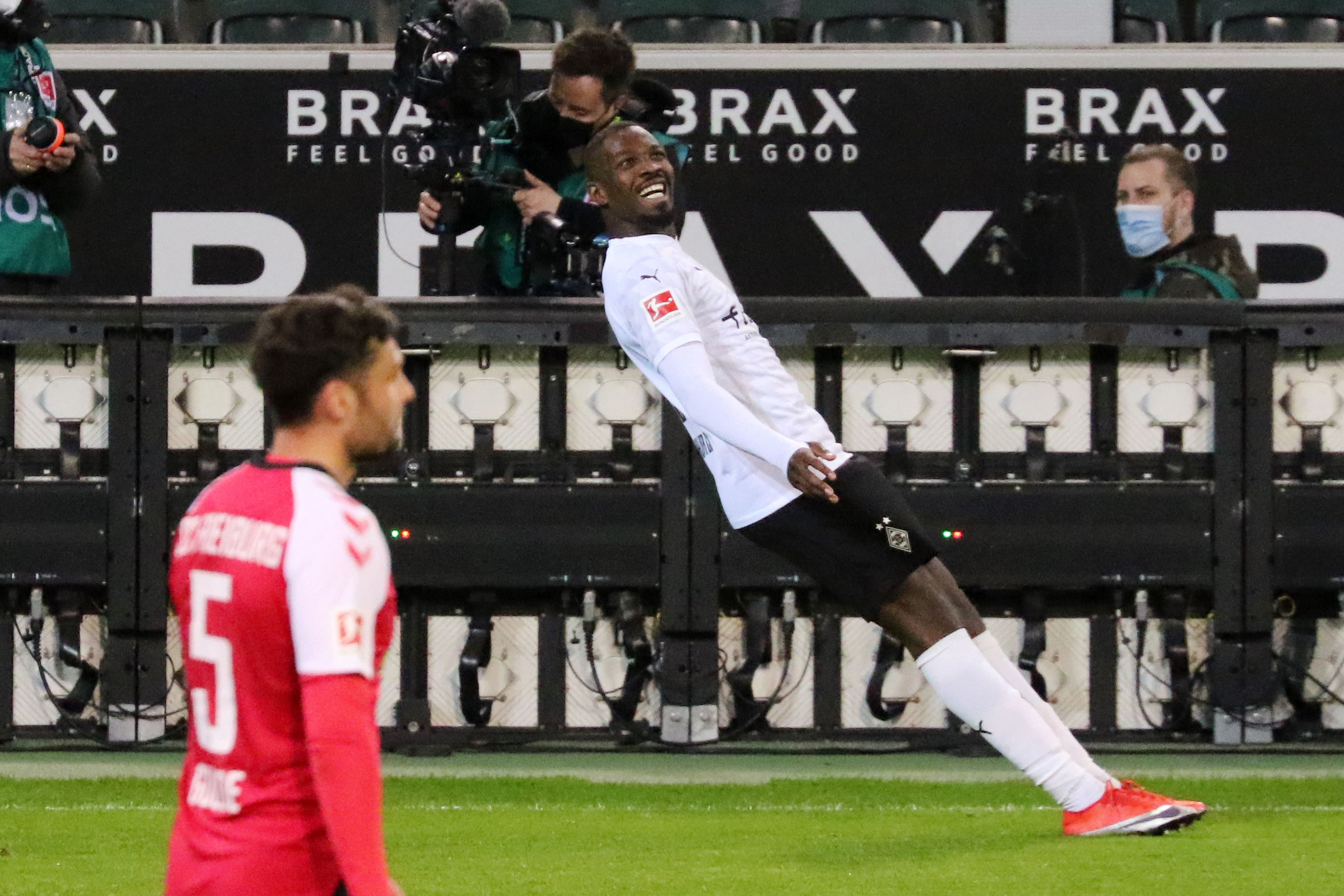 Einfach mal Fallen lassen: Marcus Thuram feierte seinen Siegtreffer mit einem erleichterten Fall auf den Rasen im Borussia-Park. Der Franzose hatte sein Team gegen den SC Freiburg mit einem Doppelpack zum Sieg geschossen.