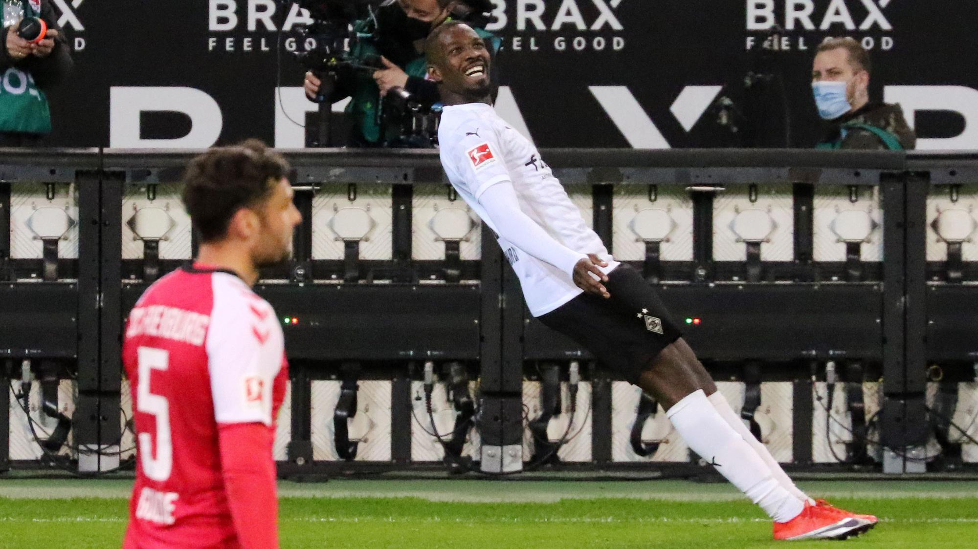 Einfach mal Fallen lassen: Marcus Thuram feierte seinen Siegtreffer mit einem erleichterten Fall auf den Rasen im Borussia-Park. Der Franzose hatte sein Team gegen den SC Freiburg mit einem Doppelpack zum Sieg geschossen.