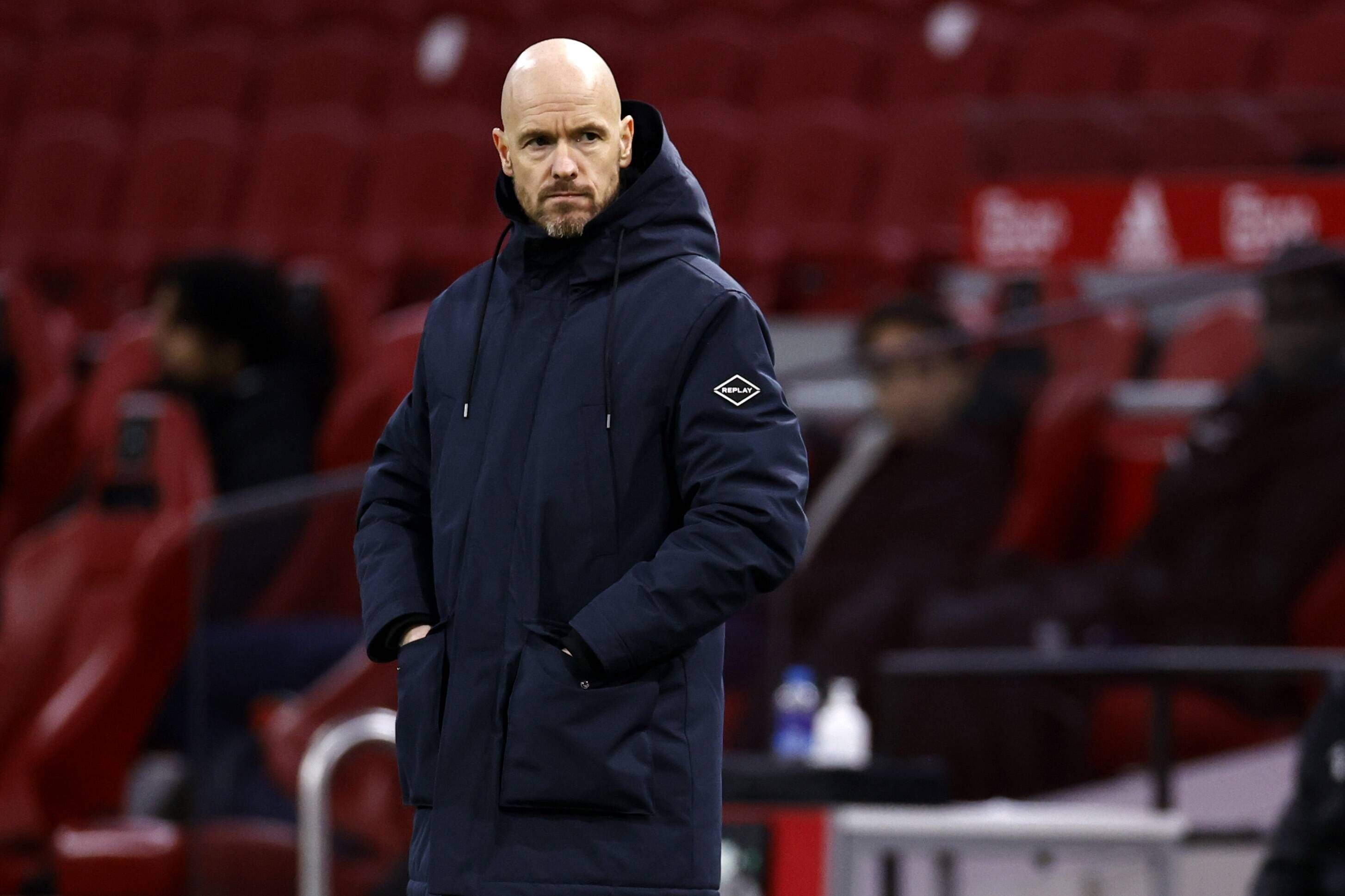 Ajax-Coach Erik ten Hag steht während dem Eredivisie-Match zwischen Ajax Amsterdam and ADO Den Haag am 21. März 2021 an der Seitenlinie.