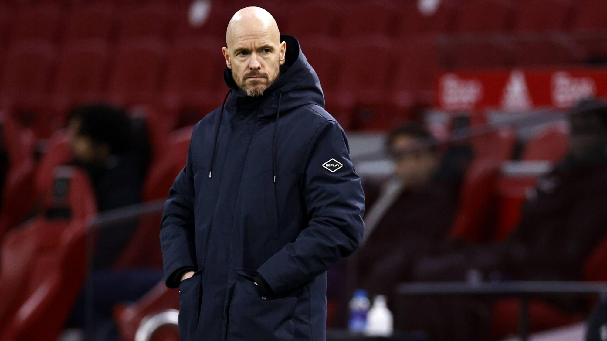 Ajax-Coach Erik ten Hag steht während dem Eredivisie-Match zwischen Ajax Amsterdam and ADO Den Haag am 21. März 2021 an der Seitenlinie.