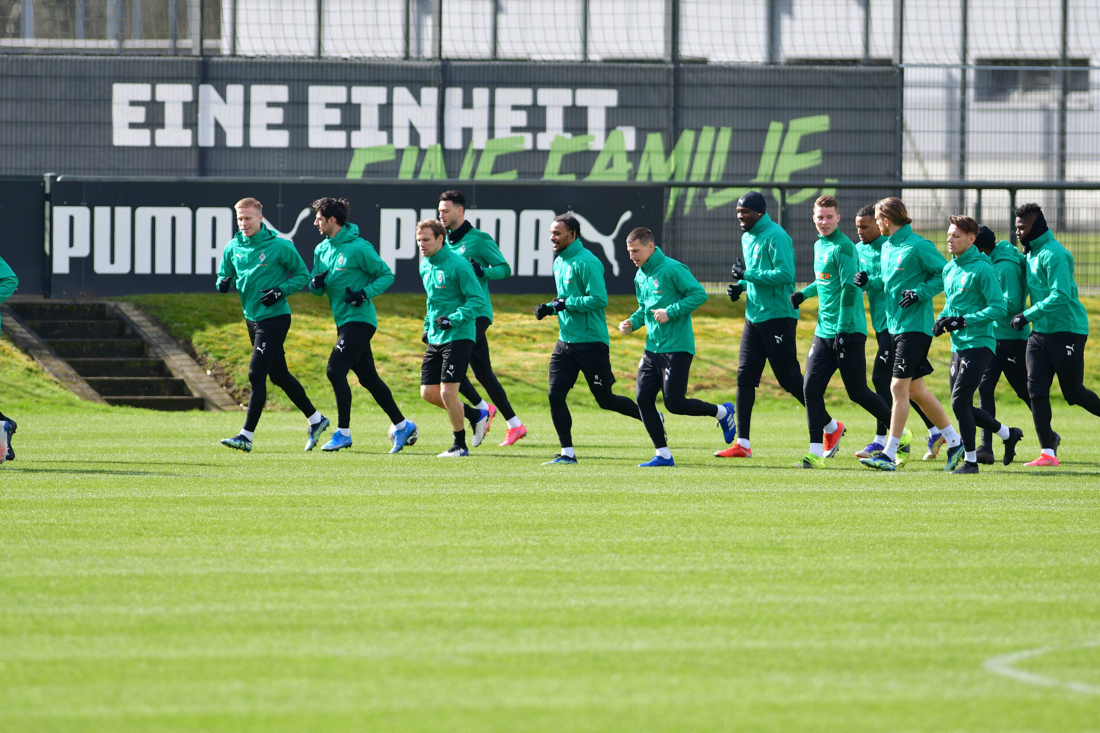 Teile der Gladbacher-Mannschaft beim Warmlaufen für das Training am 15. März 2021 am Trainingsgelände des Borussia-Parks.