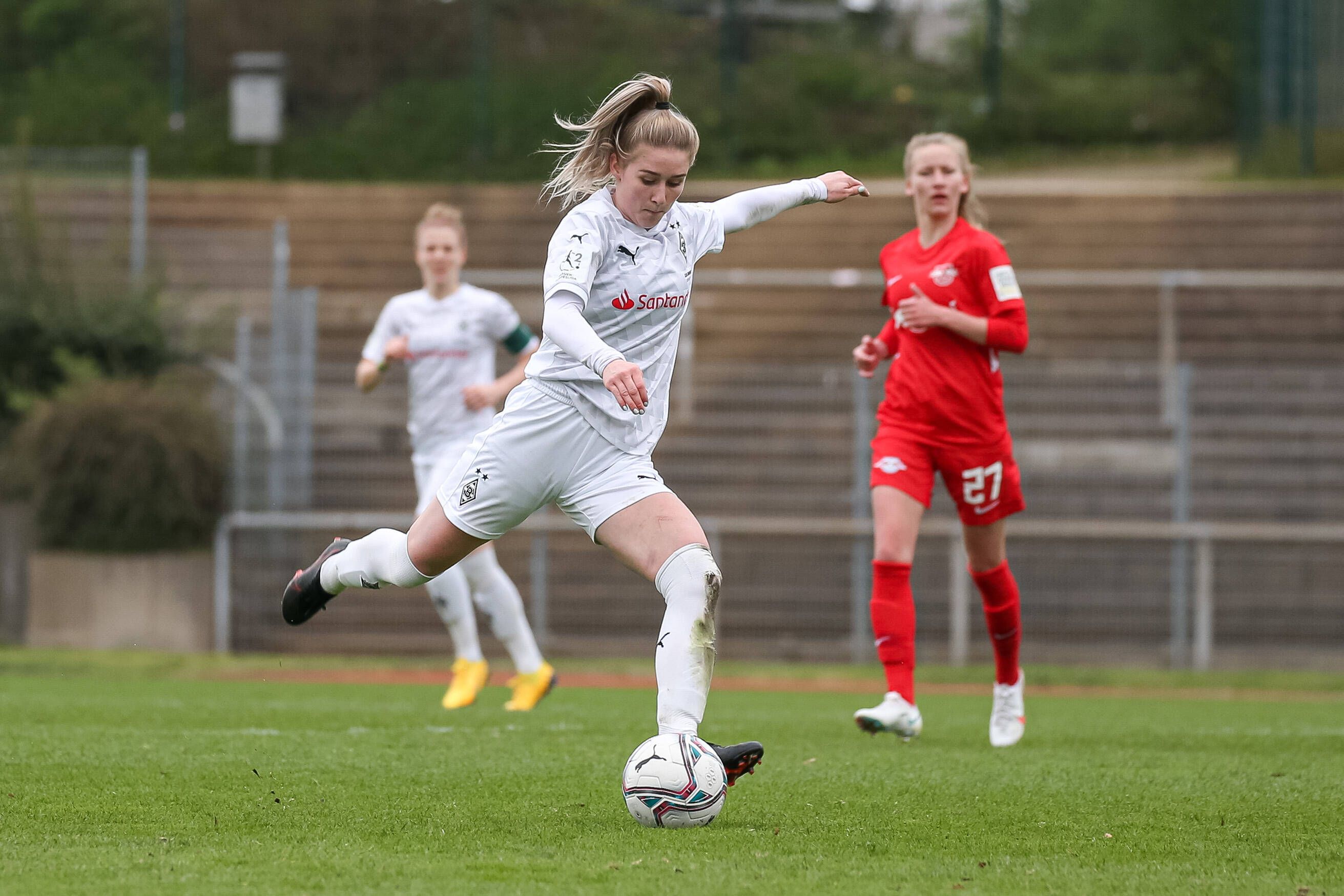Gladbachs Kim Everaerts schießt den Ball im Bundesligaspiel der 2. Frauen-Bundesliga gegen RB Leipzig am 4. April 2021.