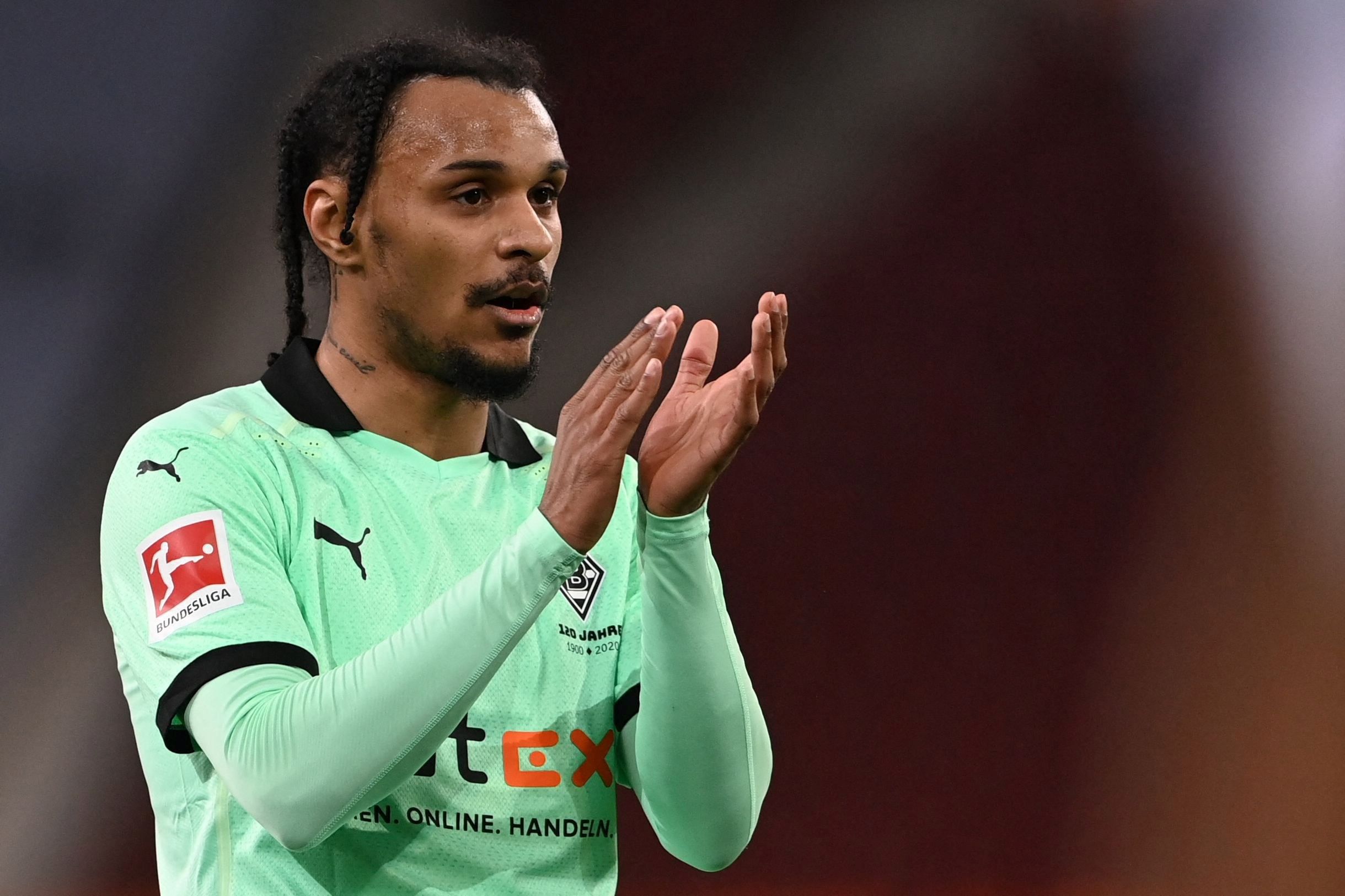 Am Samstag tritt Gladbach bei Hertha BSC an. Leih-Spieler Valentino Lazaro, hier beim Bundesliga-Spiel gegen den FC Augsburg am 12. März 2021, kehrt dann auch an seine alte Wirkungsstätte zurück.