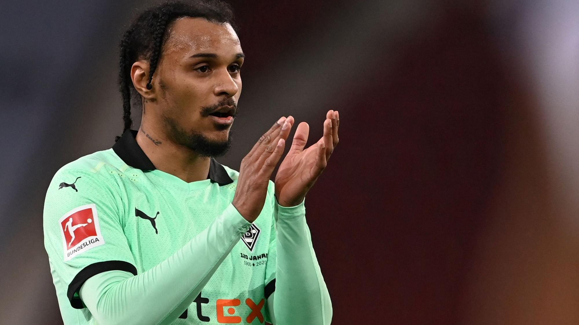 Am Samstag tritt Gladbach bei Hertha BSC an. Leih-Spieler Valentino Lazaro, hier beim Bundesliga-Spiel gegen den FC Augsburg am 12. März 2021, kehrt dann auch an seine alte Wirkungsstätte zurück.