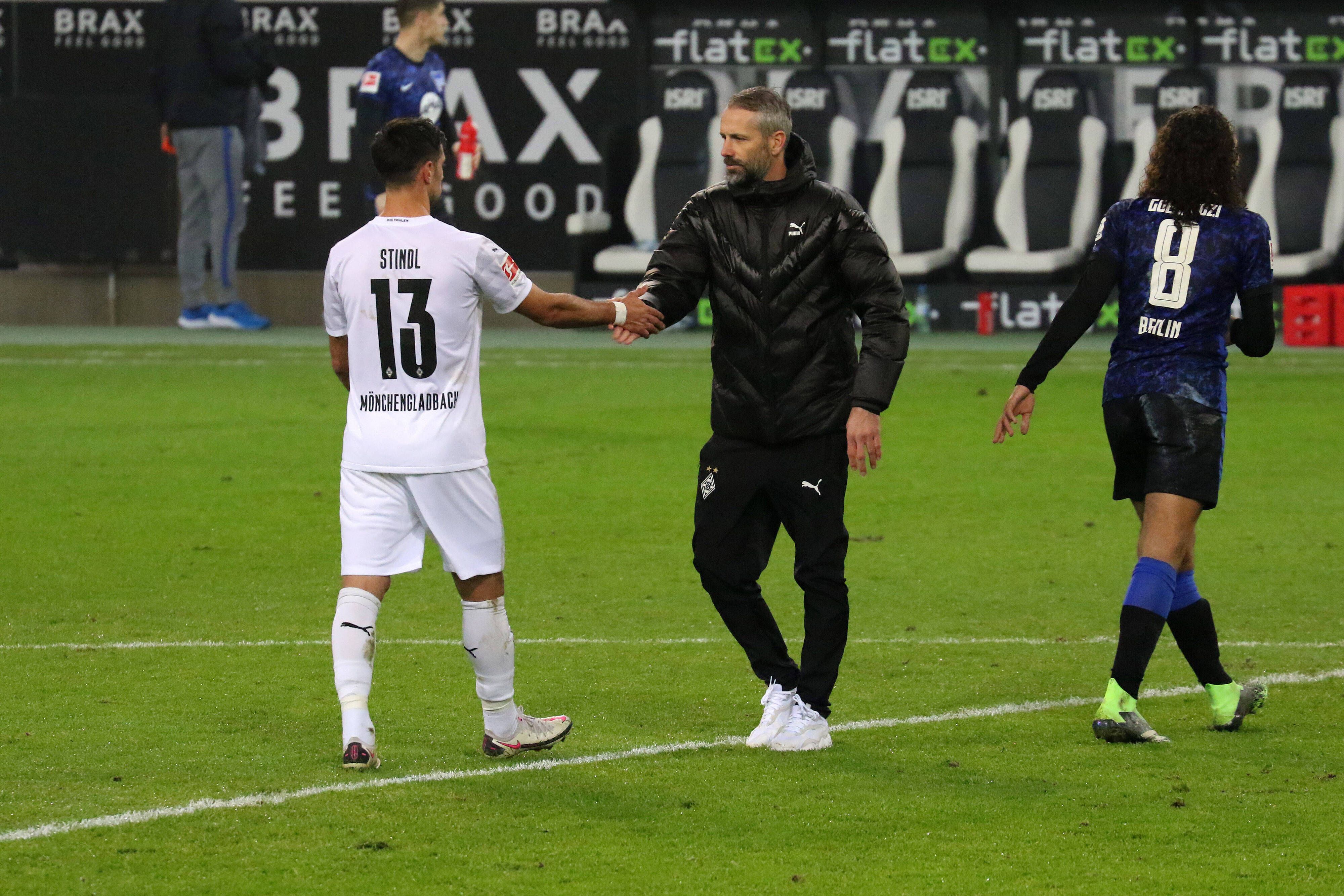 Gladbachs Lars Stindl und Coach Marco Rose klatschen sich nach dem Bundesliga- Remis der Gladbacher gegen Hertha BCS Berlin am 12. Dezember 2020 ab.