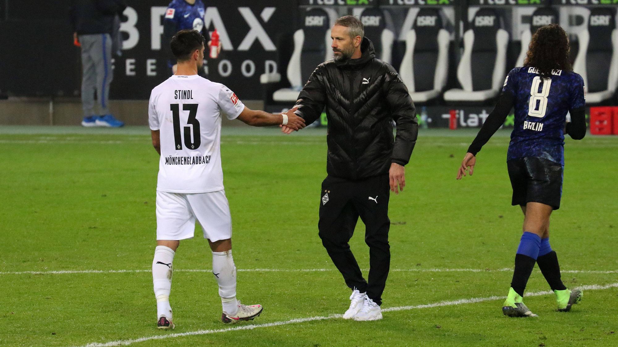 Gladbachs Lars Stindl und Coach Marco Rose klatschen sich nach dem Bundesliga- Remis der Gladbacher gegen Hertha BCS Berlin am 12. Dezember 2020 ab.