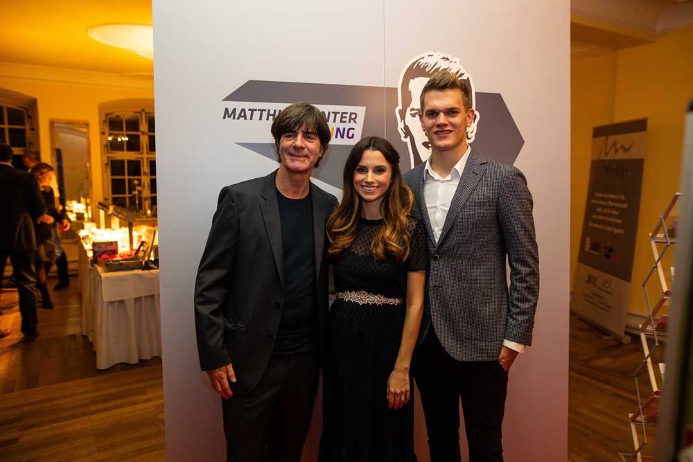 Gladbachs National-Verteidiger Matthias Ginter (r.) und seine Frau Christina (M.) setzen sich in ihrer Heimatstadt Freiburg für Kinder und Jugendliche ein. Bei der Stiftungsgala 2019 war auch Bundestrainer Joachim Löw (l.) zu Gast.