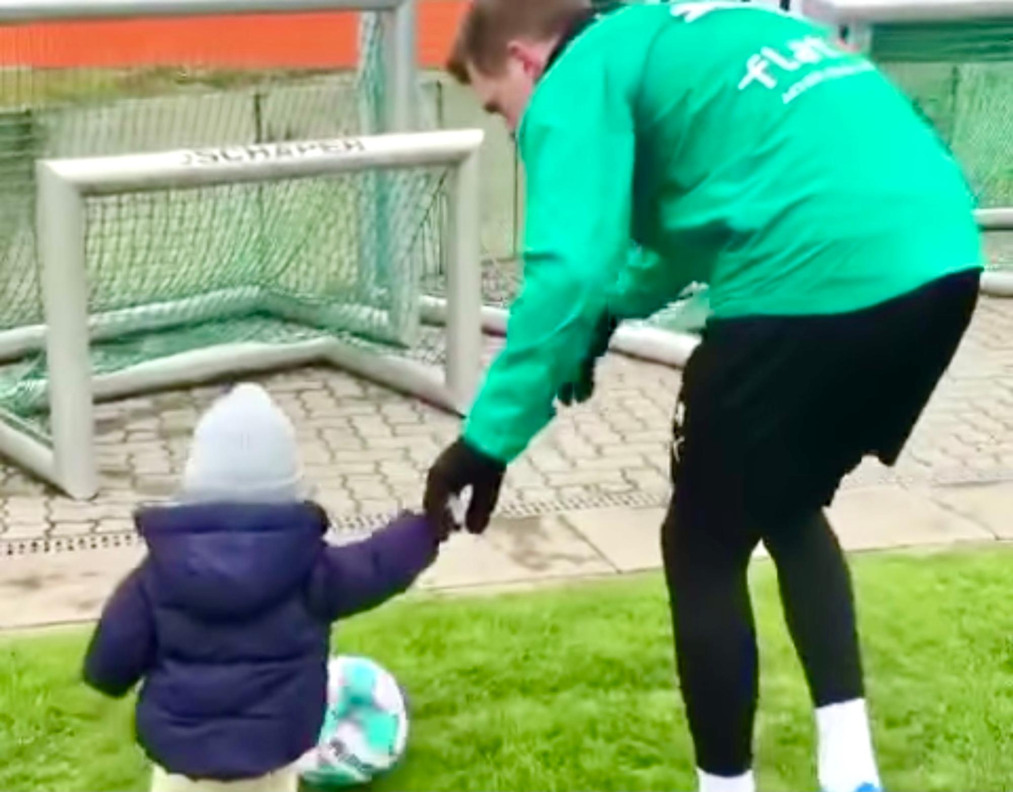 Matteo Ginter (l.) bekommt Unterstützung von seinem Vater Matthias Ginter (r.) beim erfolgreichen Torschuss.