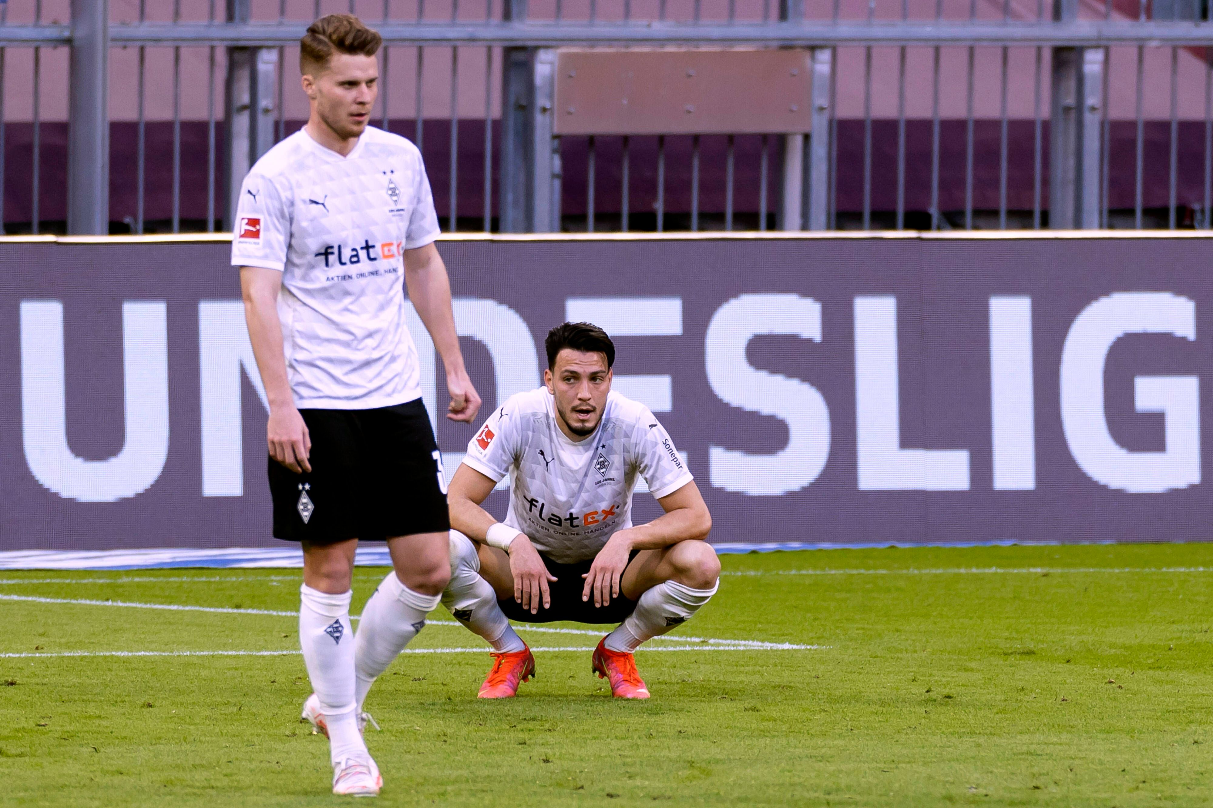 Hängende Köpfe und lange Gesichter bei den Gladbachern Nico Elvedi (l.) und Ramy Bensebaini (r.): Die beiden Abwehrspieler haben in München (8. Mai 2021) sechs Gegentore kassieren müssen.